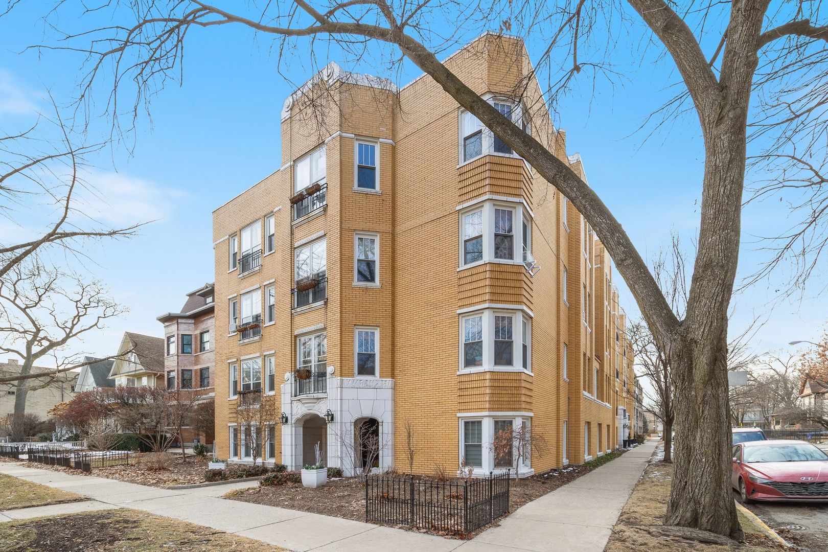 227 N Grove Avenue Unit: 3