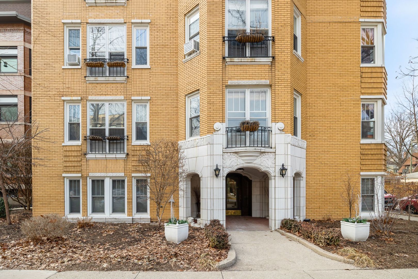 227 N Grove Avenue Unit: 3