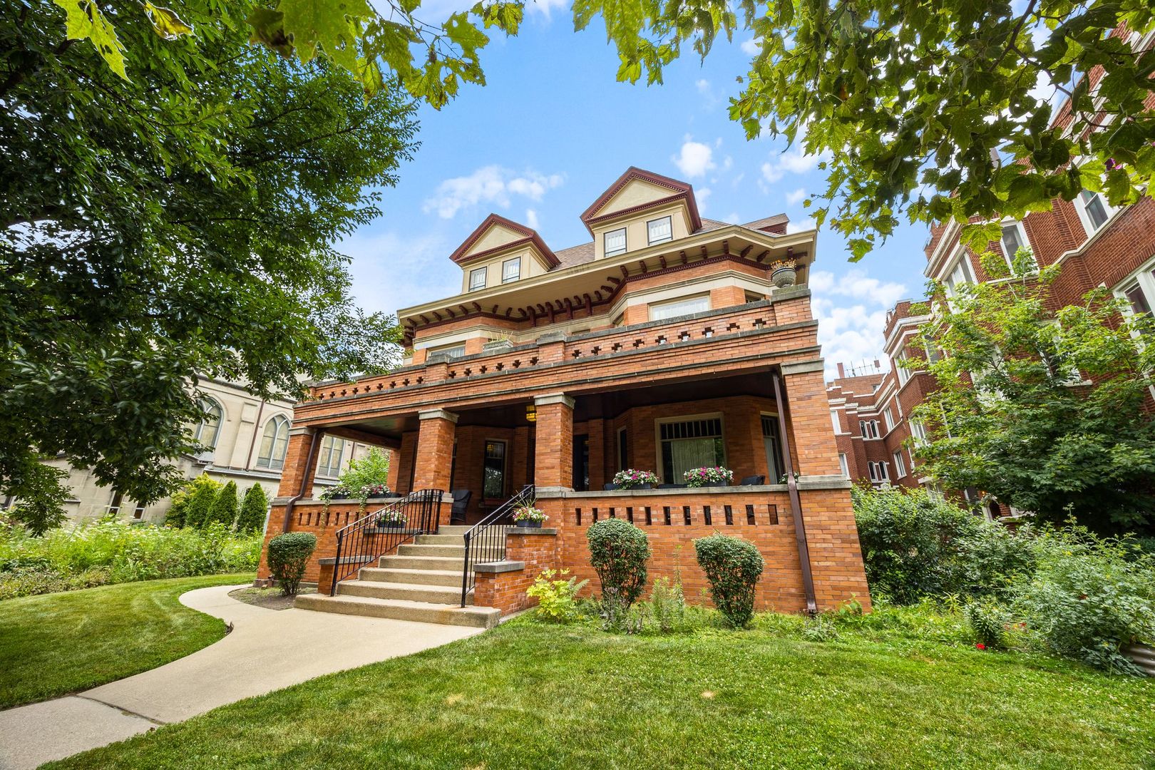 711 Washington Boulevard Unit: 2E