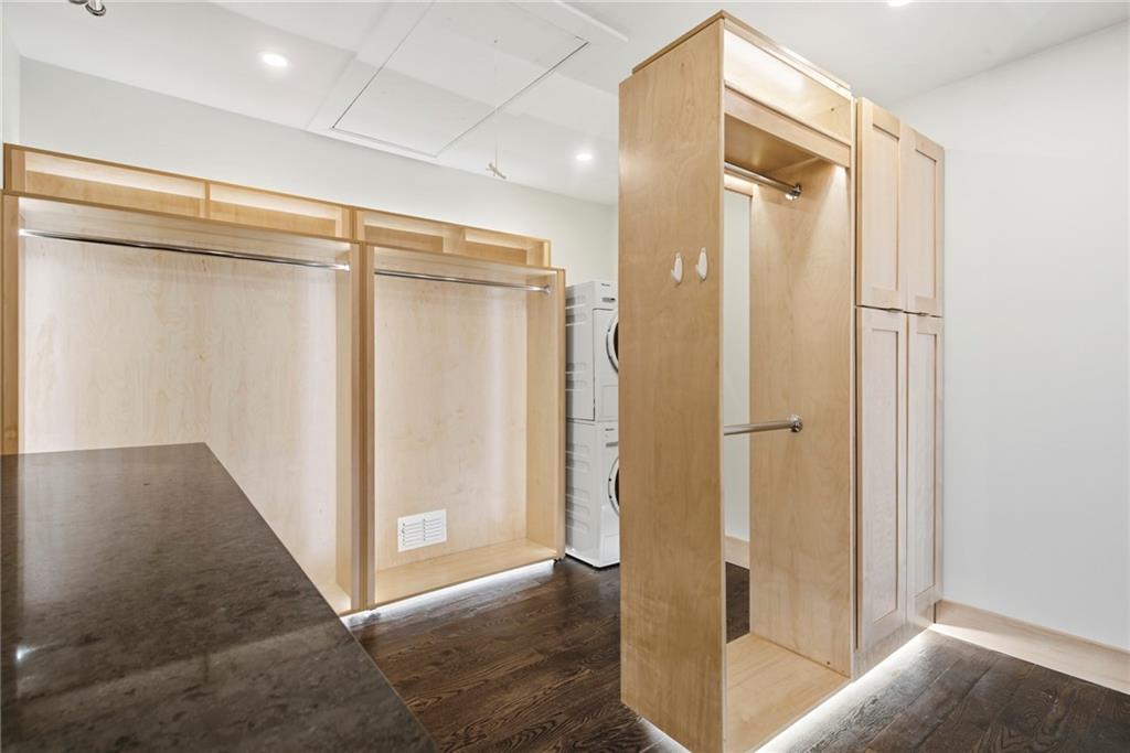 3326 Shoreland Drive