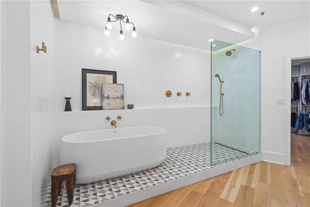 2881 Peachtree Road NE Unit 2201