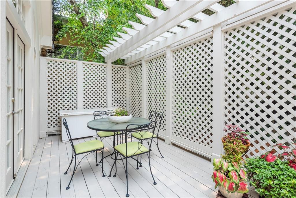 885 Carlton Ridge NE