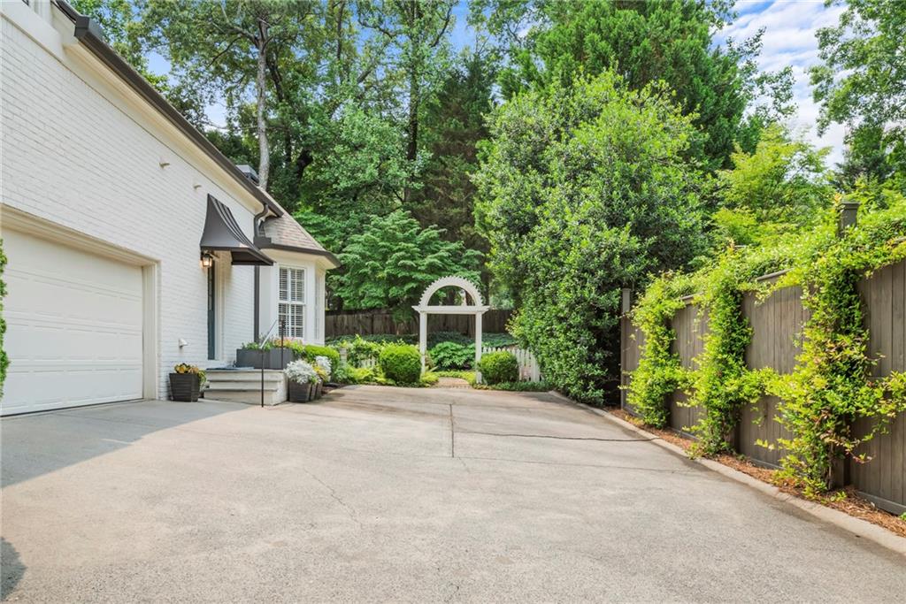 885 Carlton Ridge NE