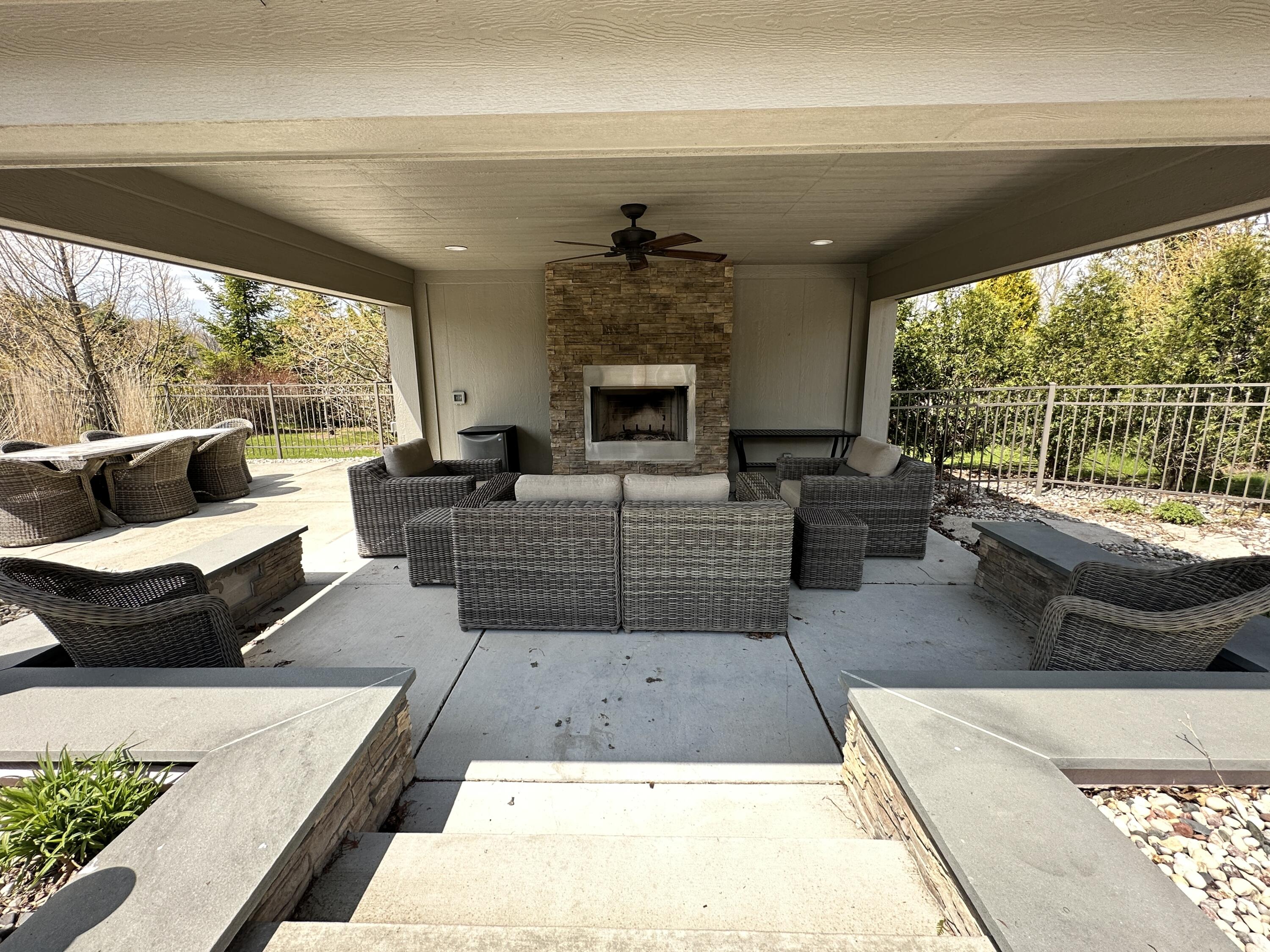 8449 White Oak Ct