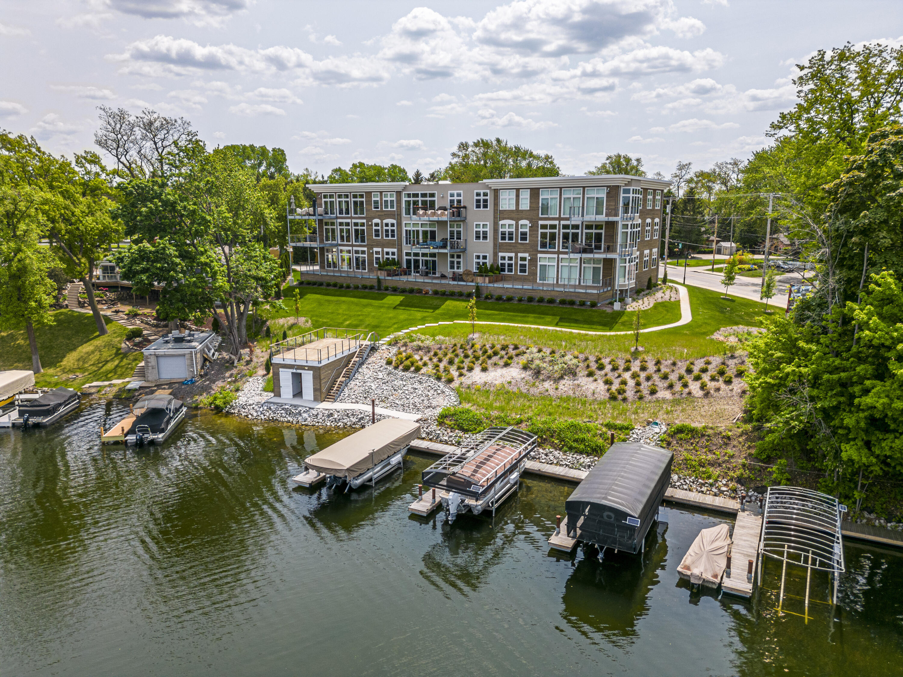 N52W35002 Lake Dr 301