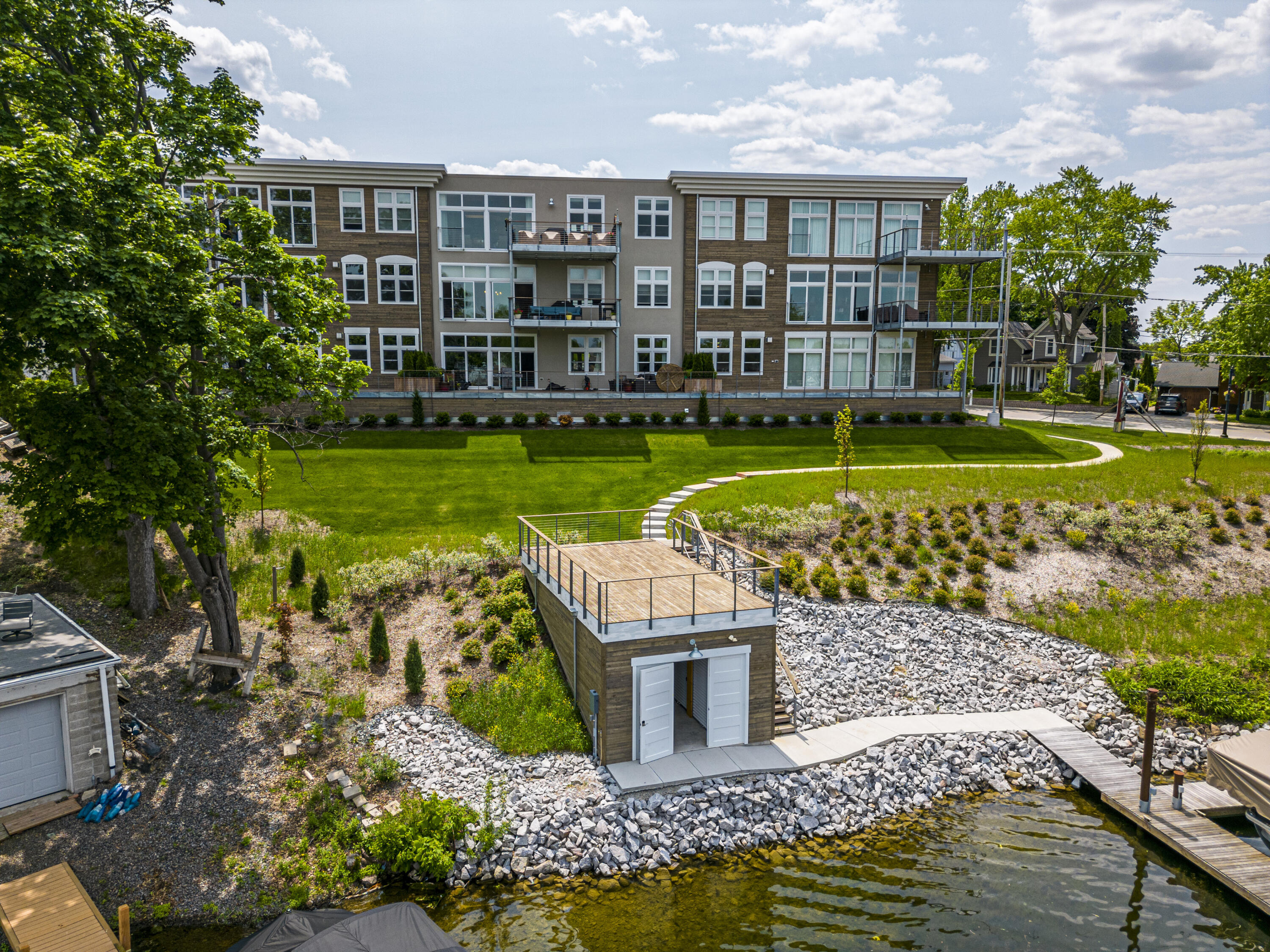 N52W35002 Lake Dr 301