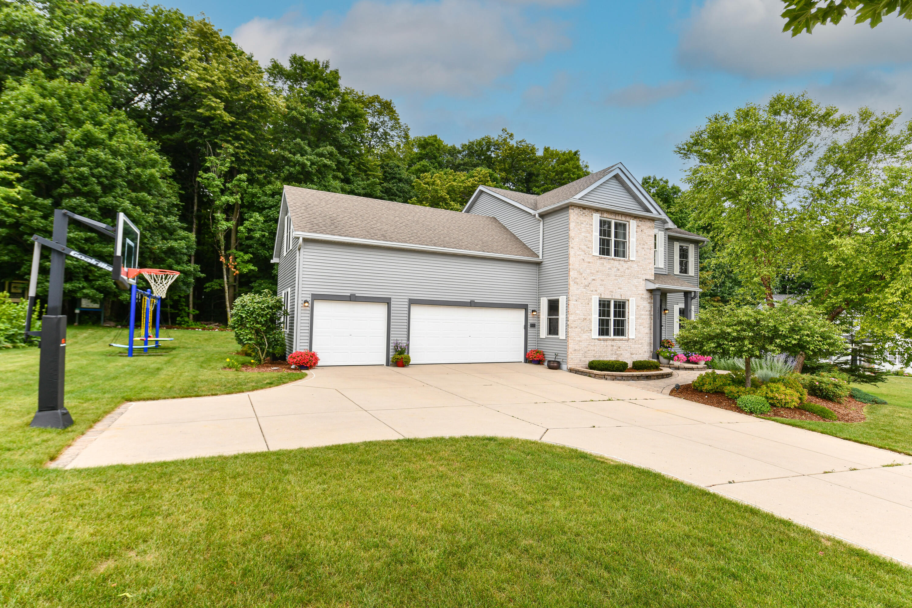 1211 Dahlia Ln