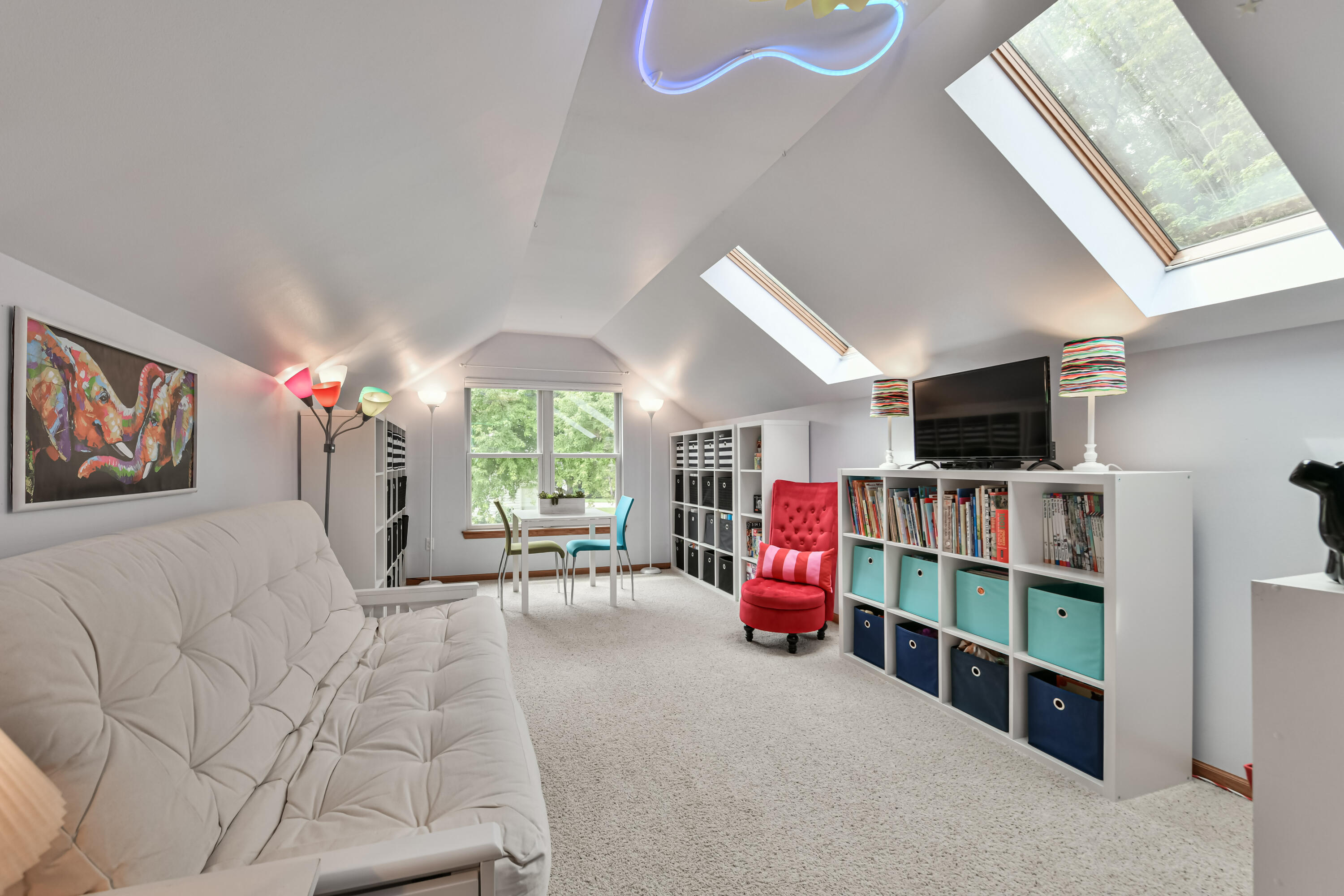 1211 Dahlia Ln