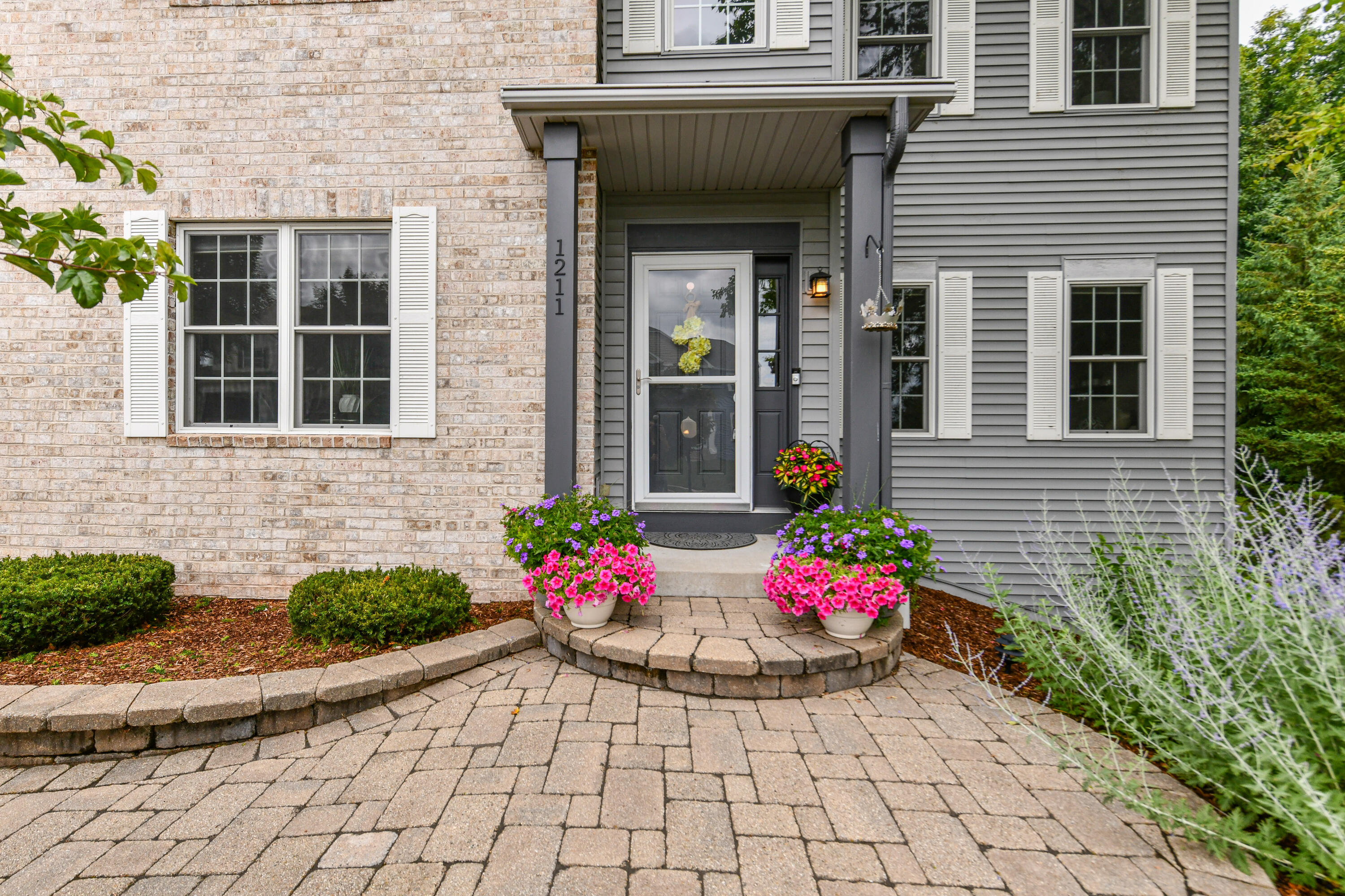 1211 Dahlia Ln