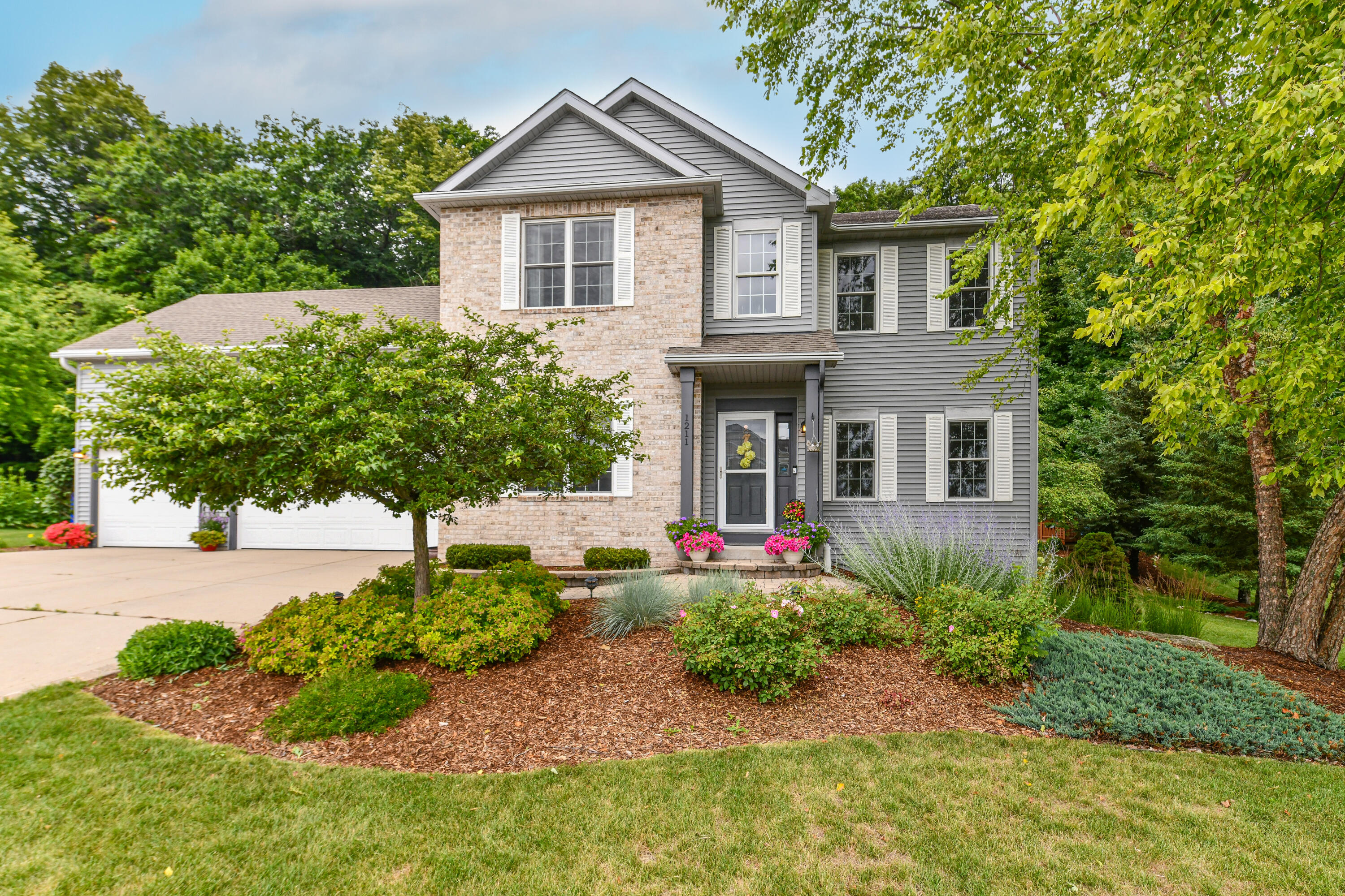 1211 Dahlia Ln