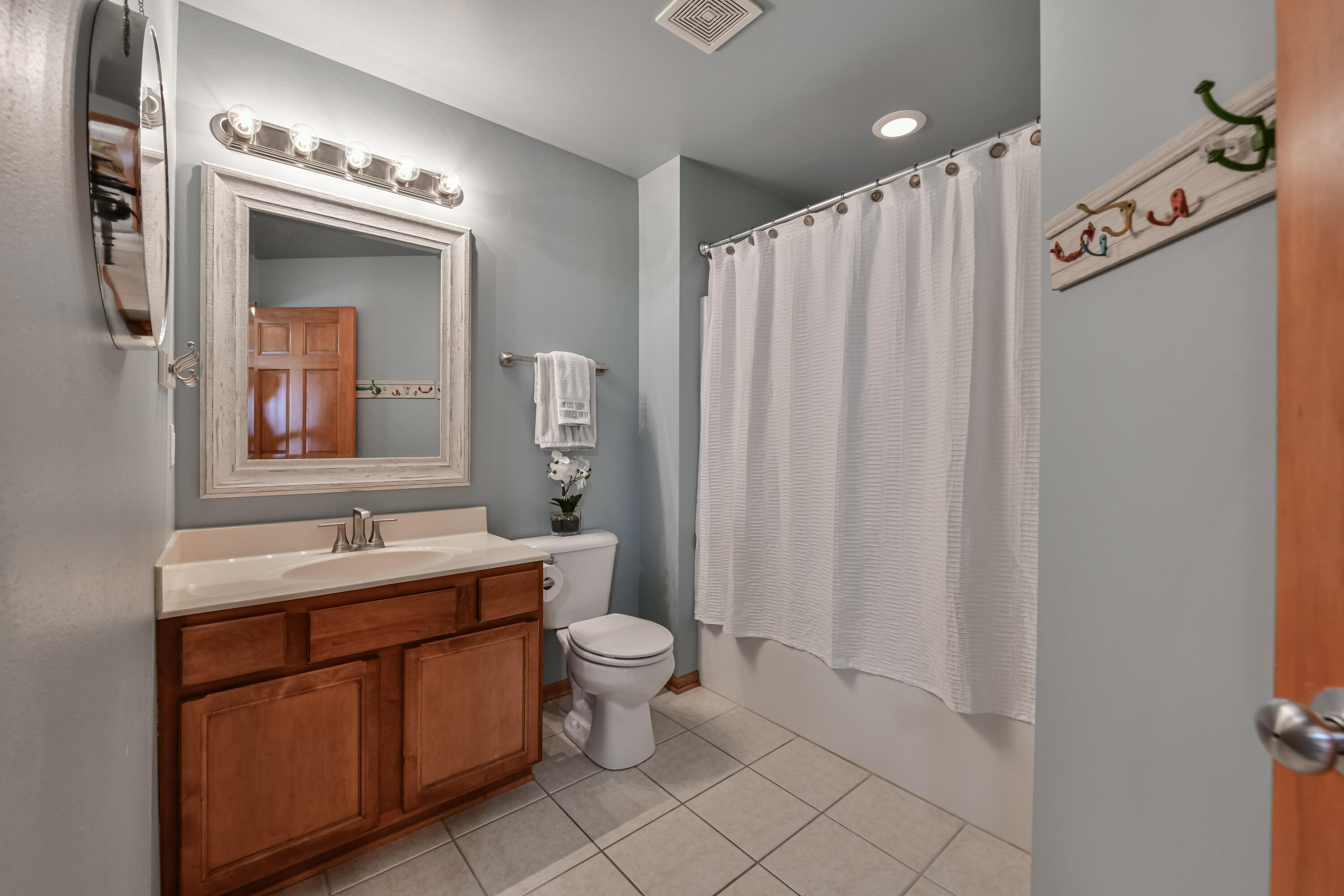 1211 Dahlia Ln