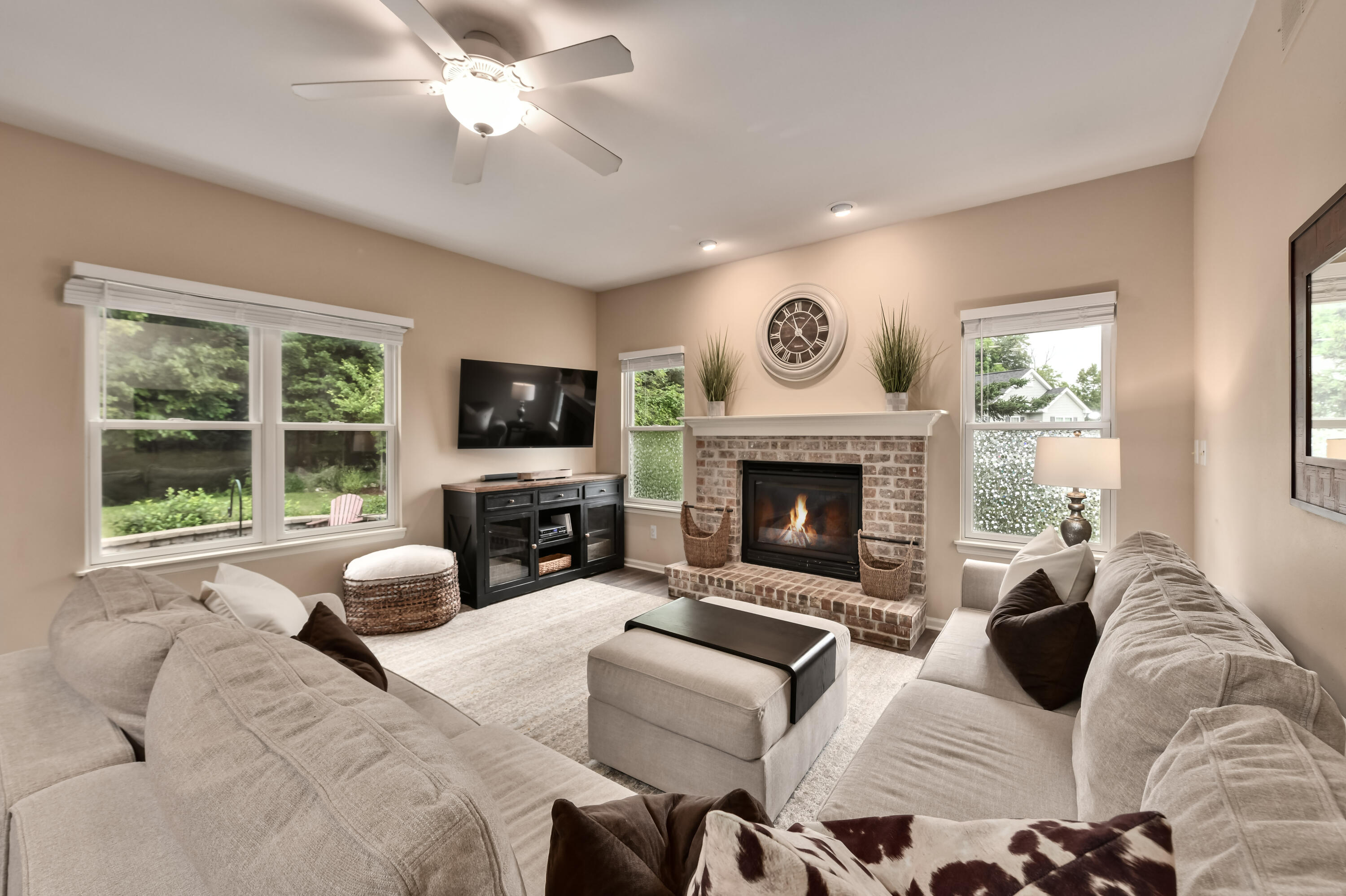 1211 Dahlia Ln