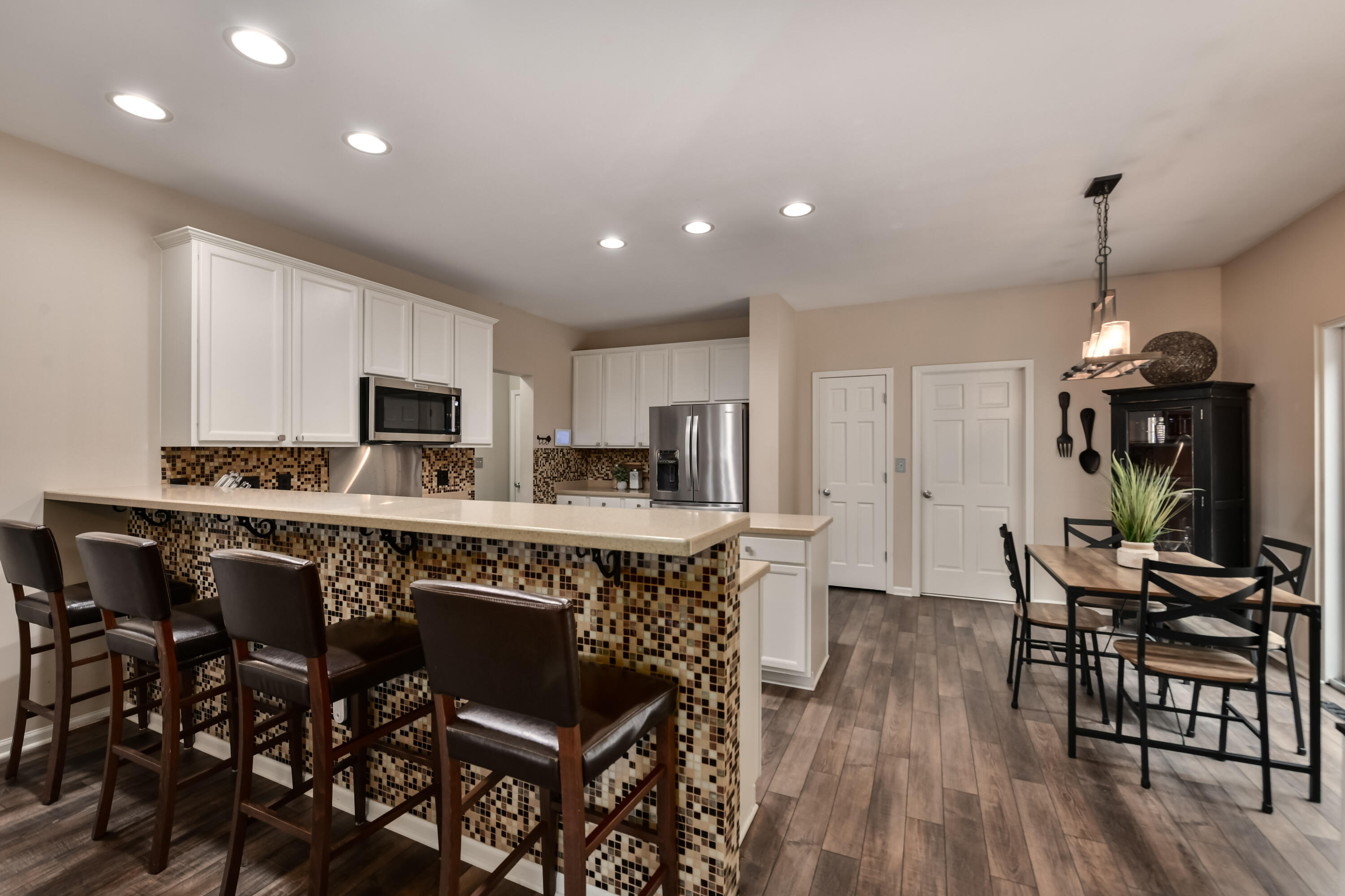 1211 Dahlia Ln