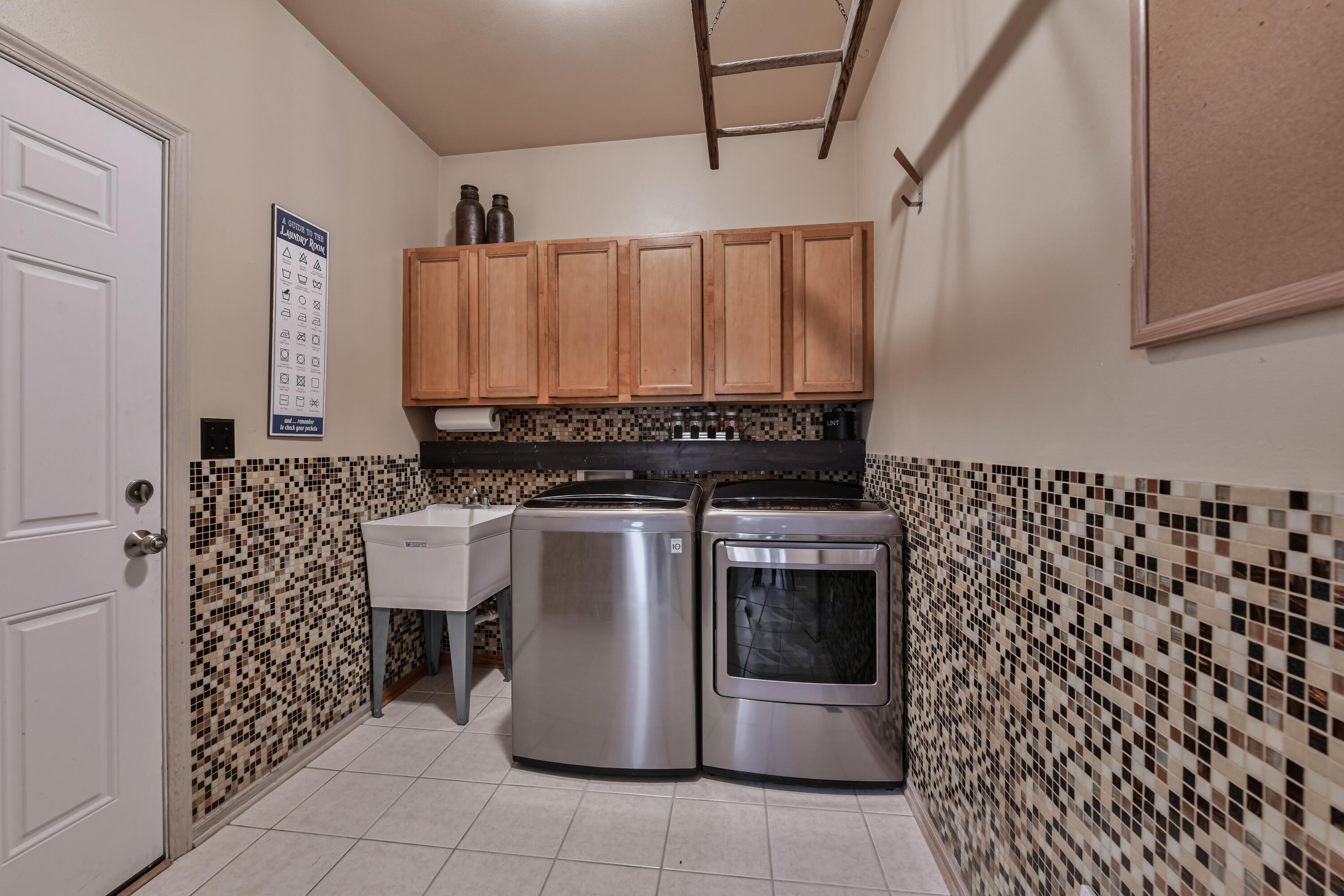 1211 Dahlia Ln