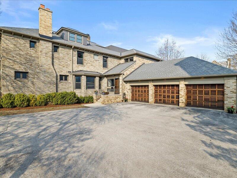 2432 N Lake Dr