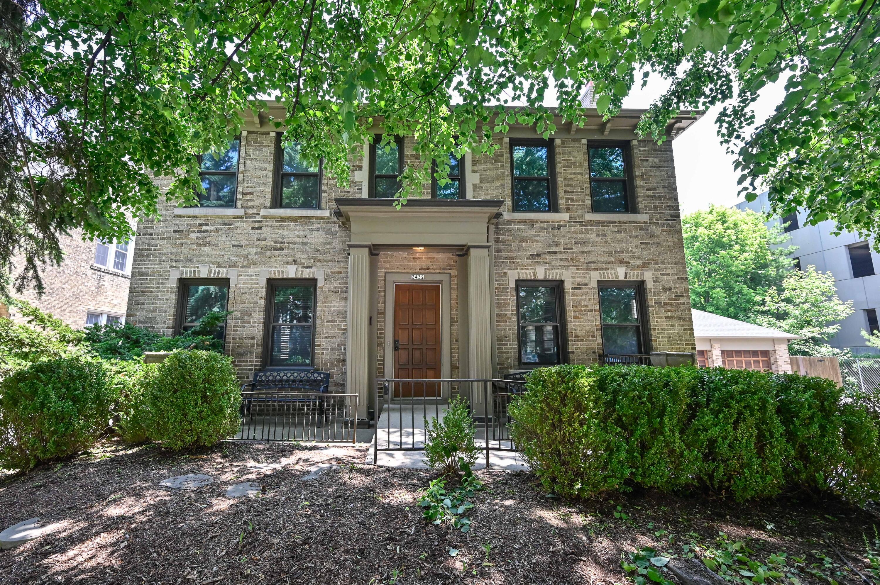 2432 N Lake Dr
