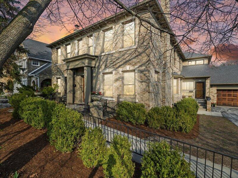 2432 N Lake Dr