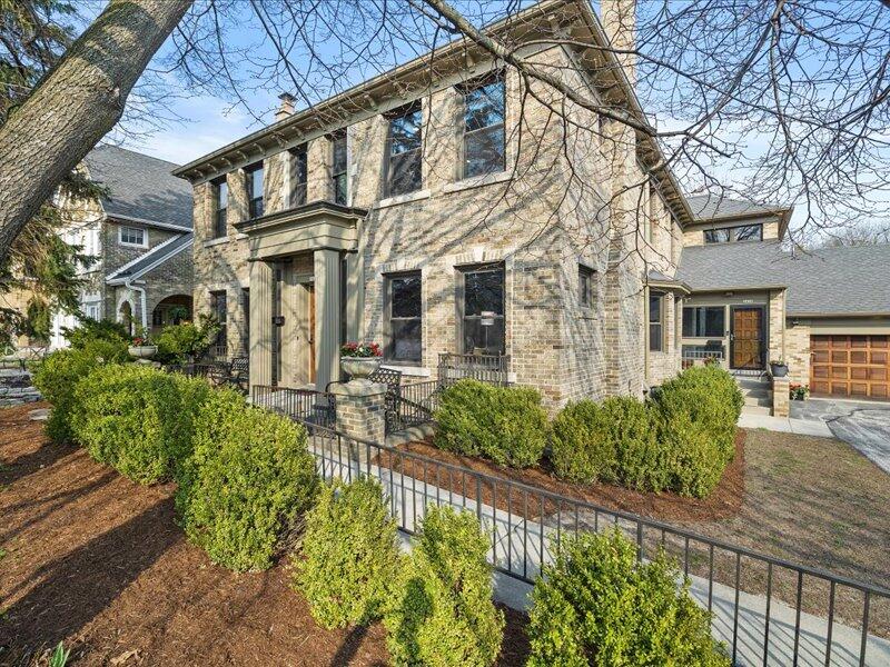 2432 N Lake Dr