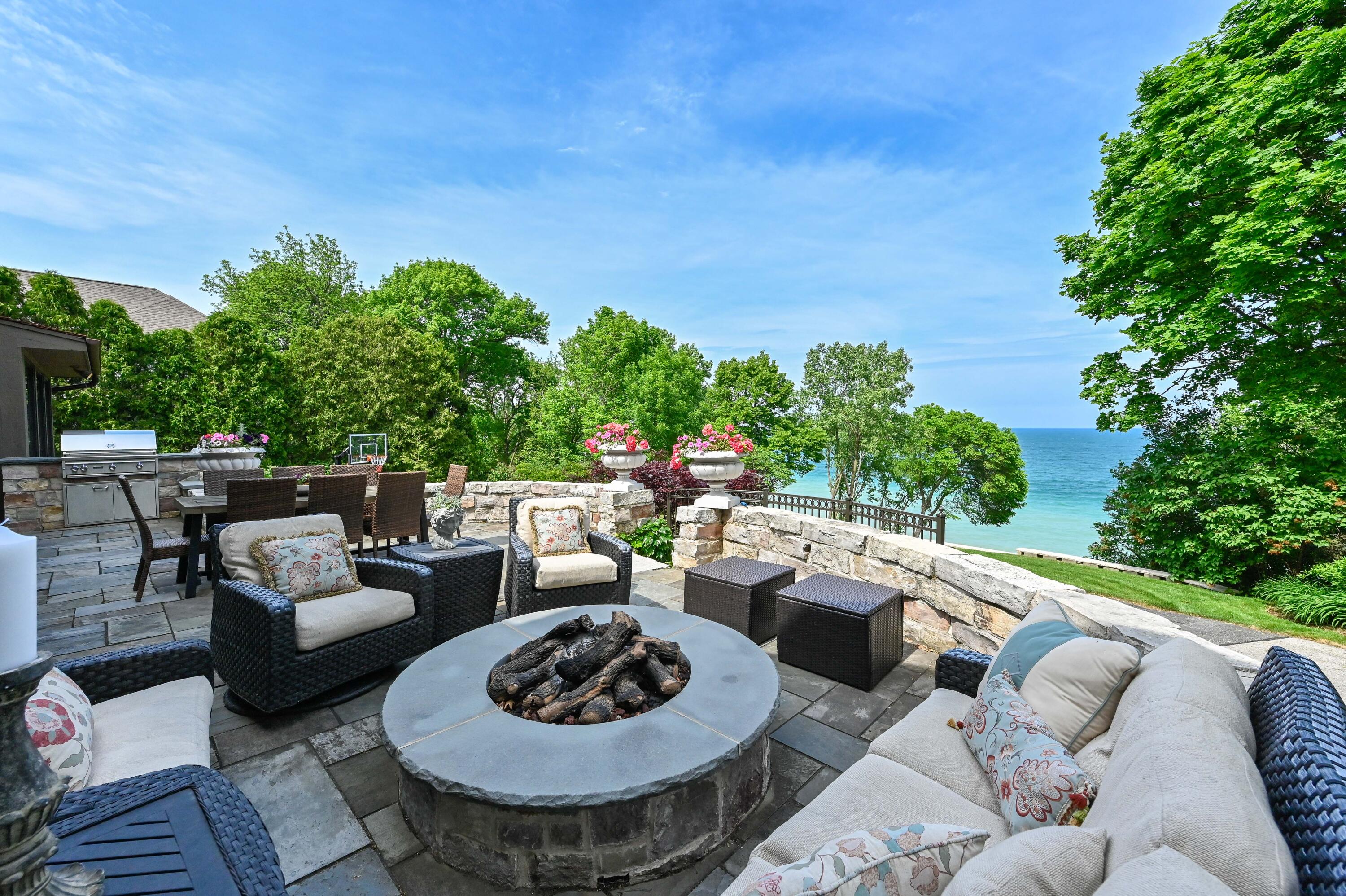 5486 N Lake Dr