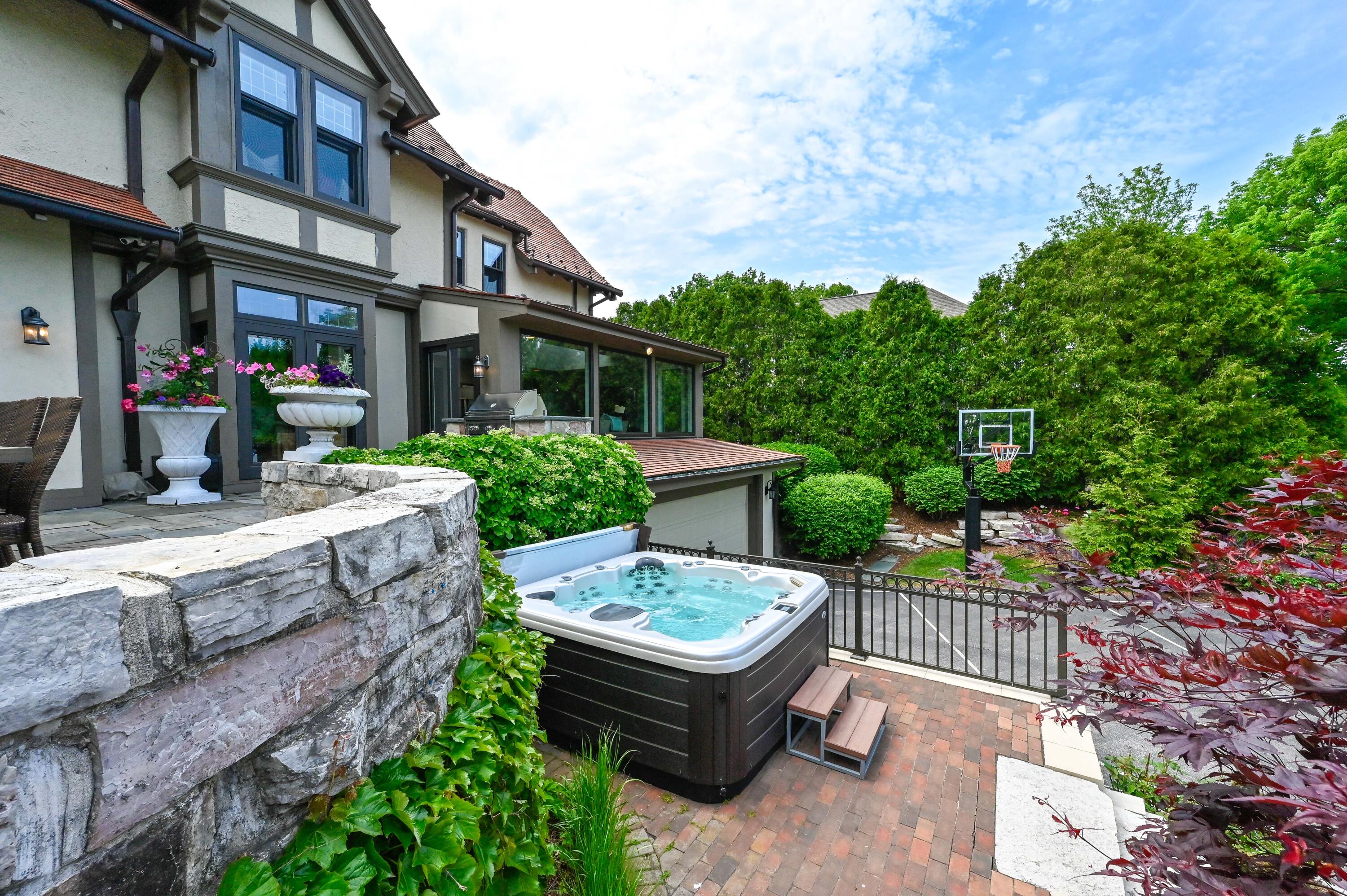 5486 N Lake Dr