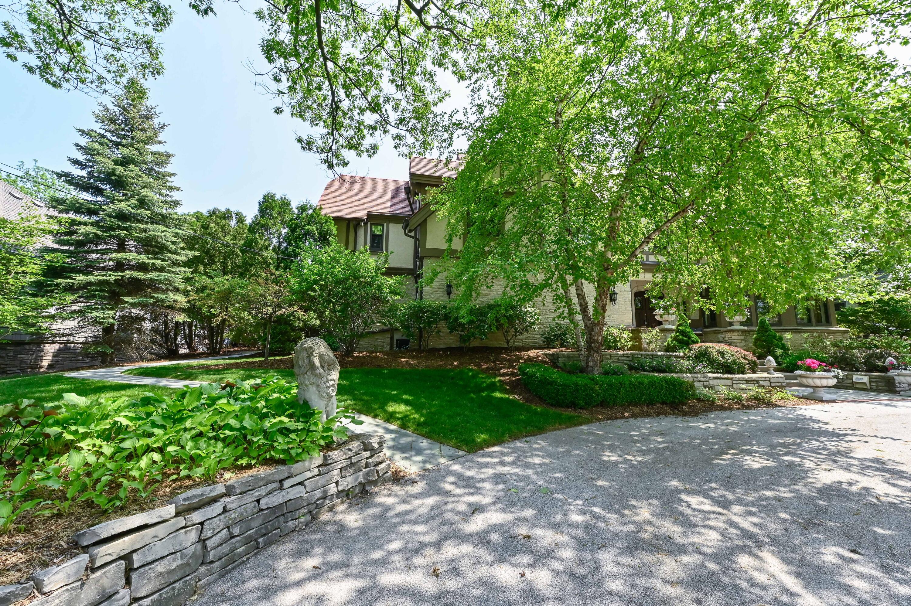5486 N Lake Dr