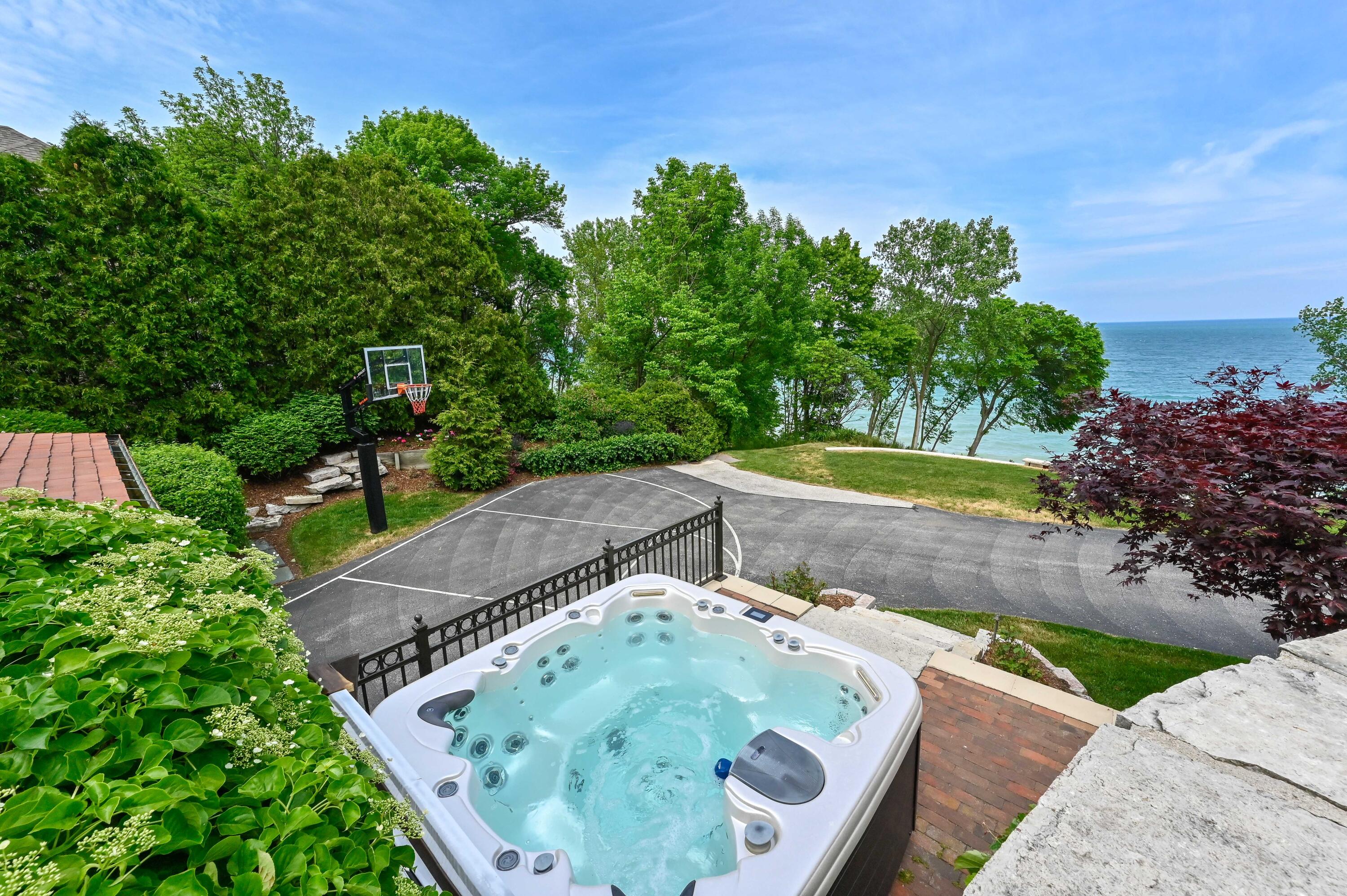 5486 N Lake Dr