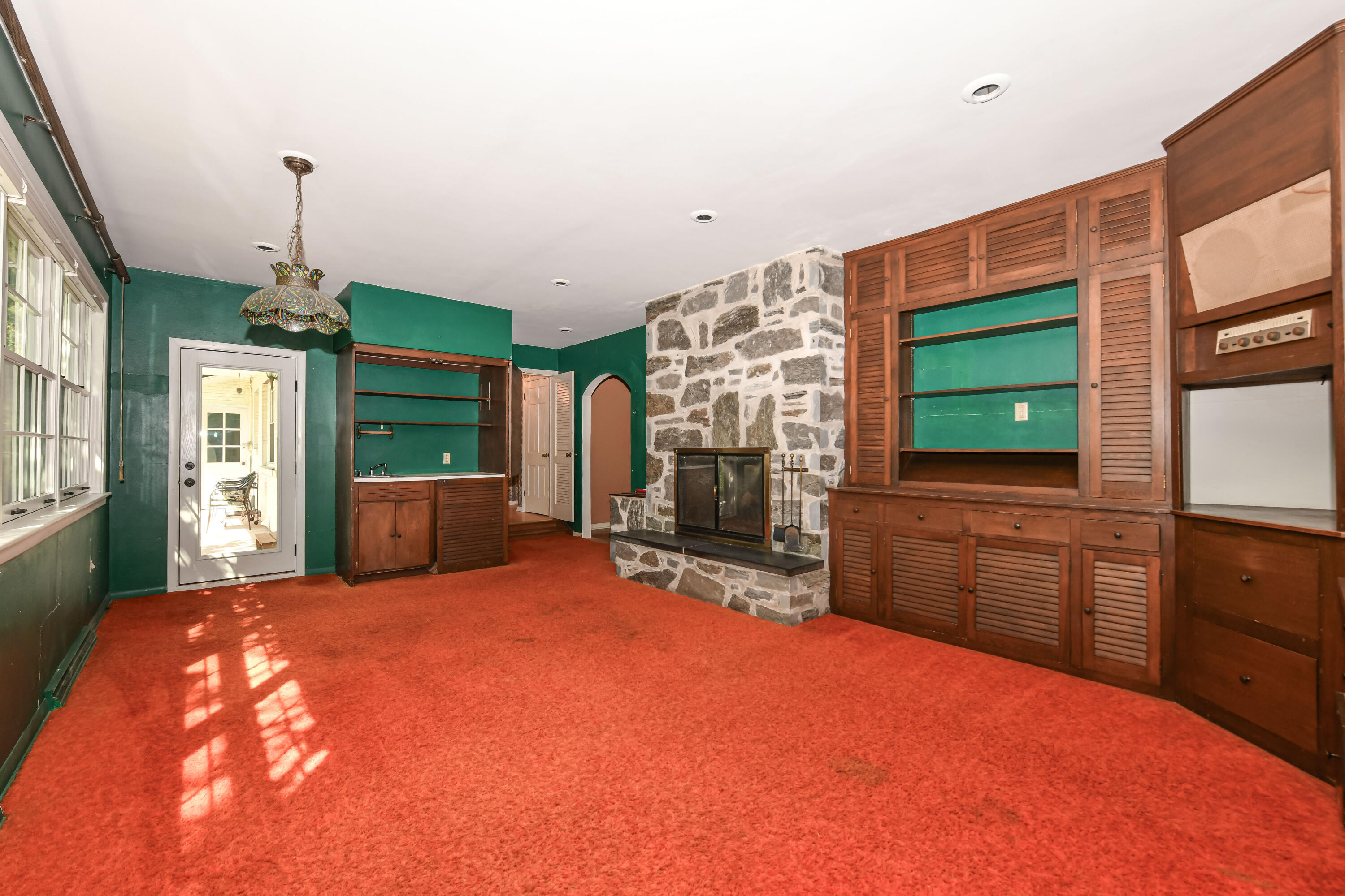 155 W Suburban Dr