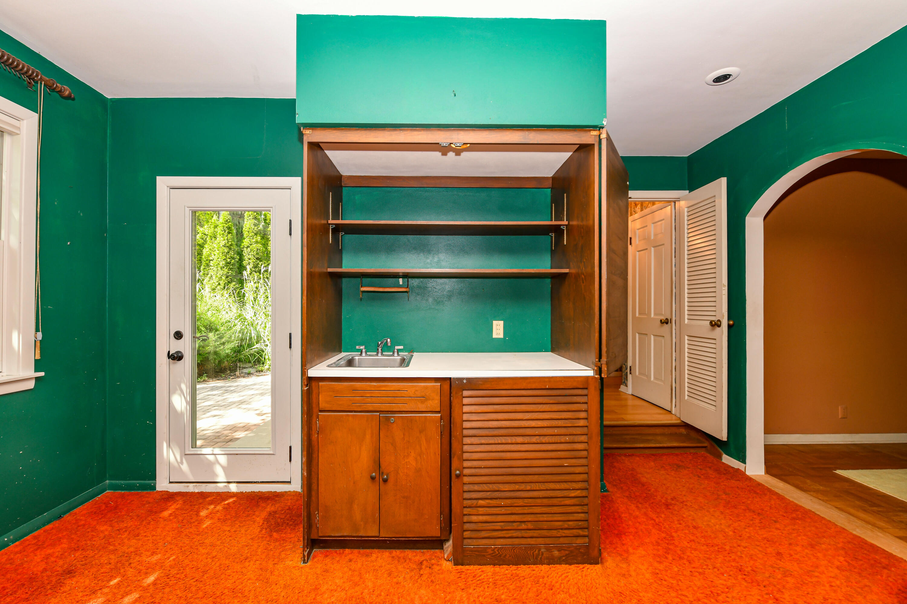 155 W Suburban Dr