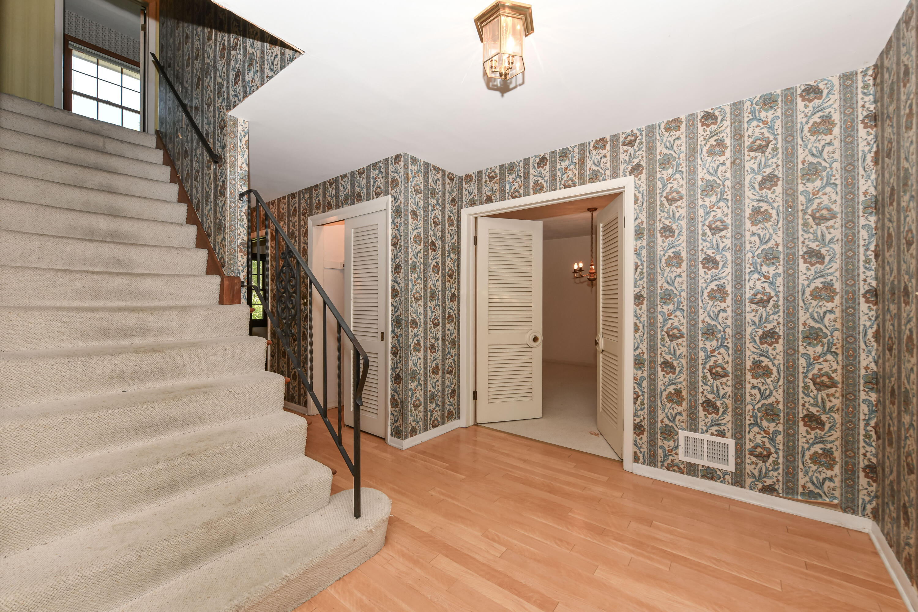 155 W Suburban Dr