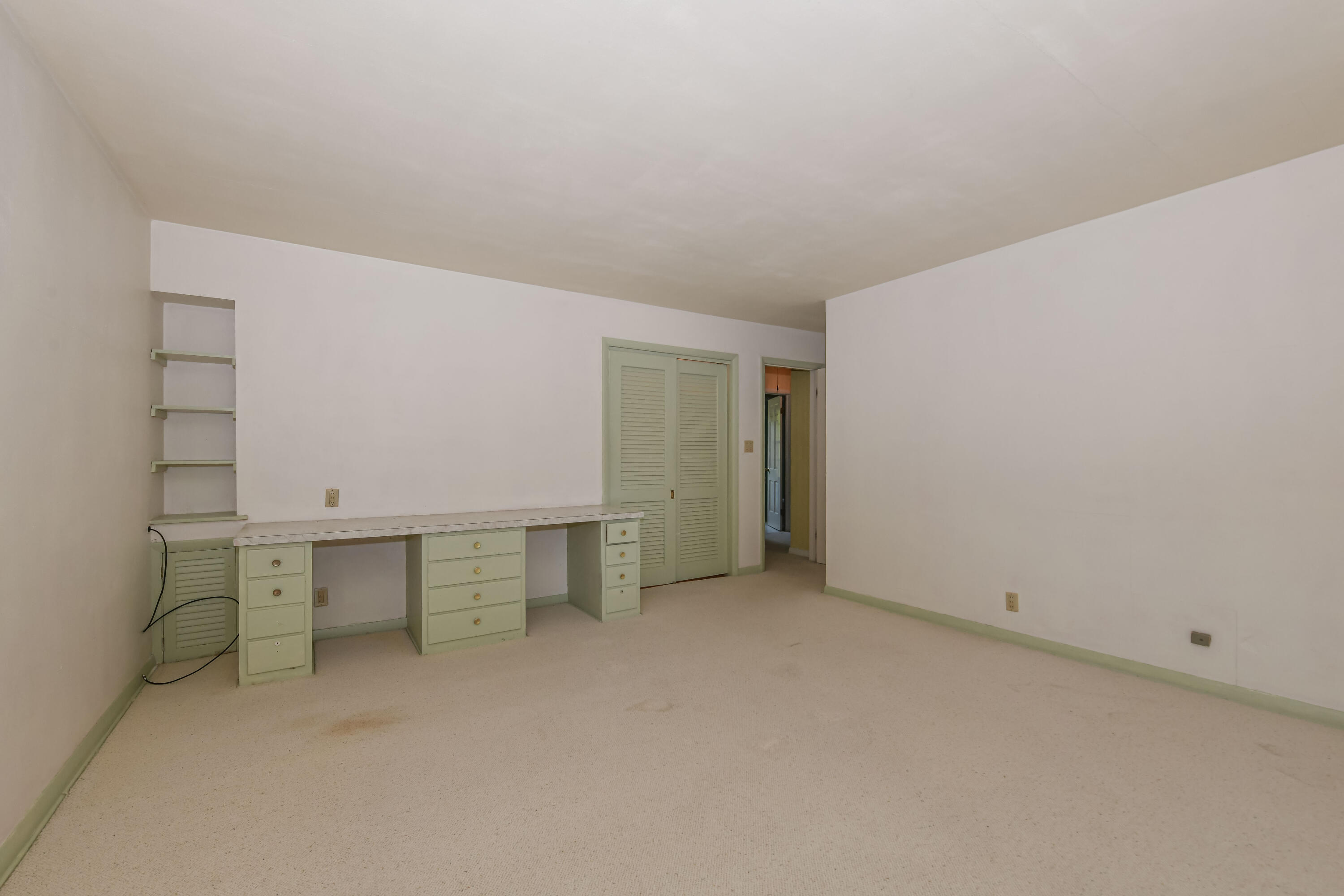 155 W Suburban Dr