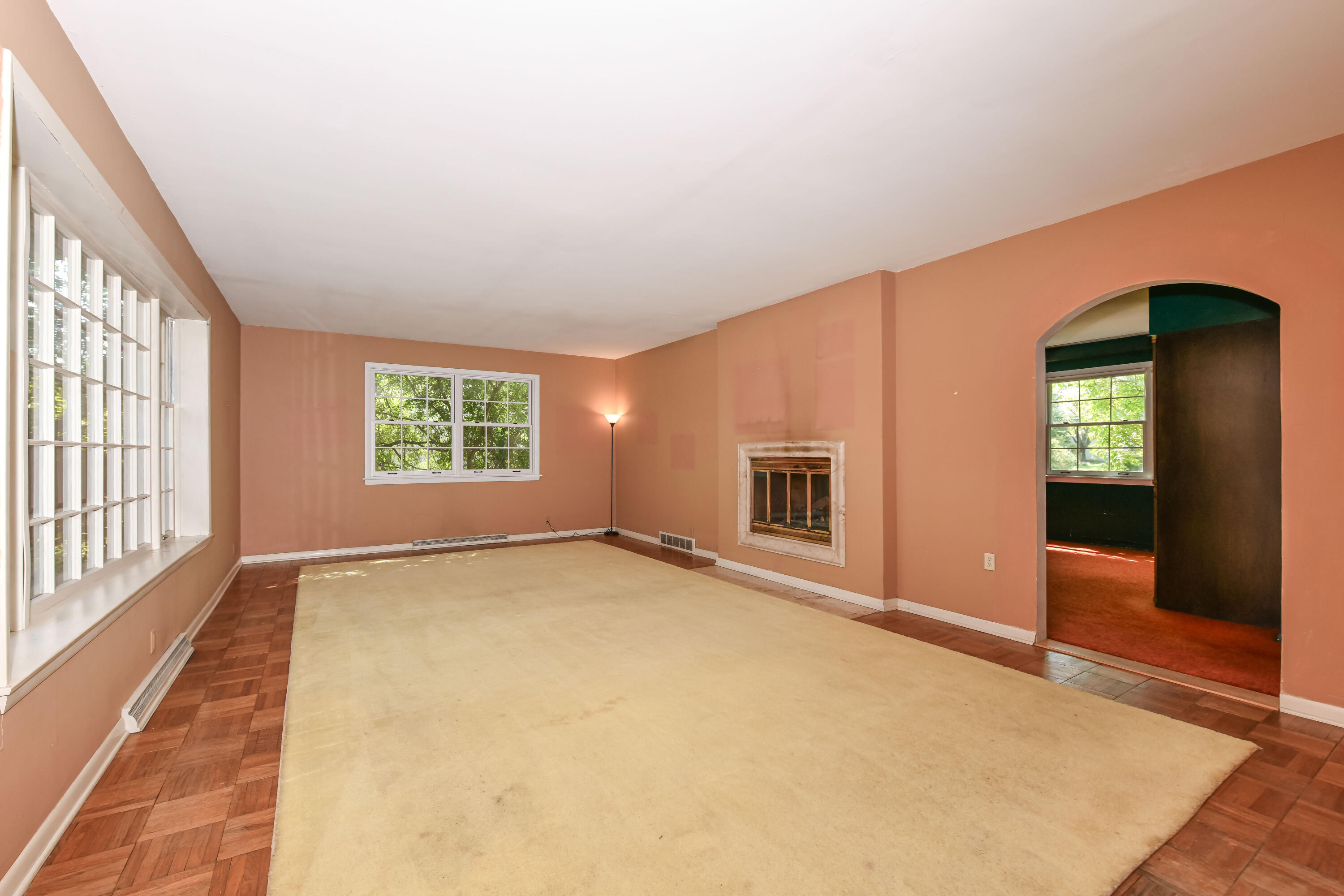 155 W Suburban Dr