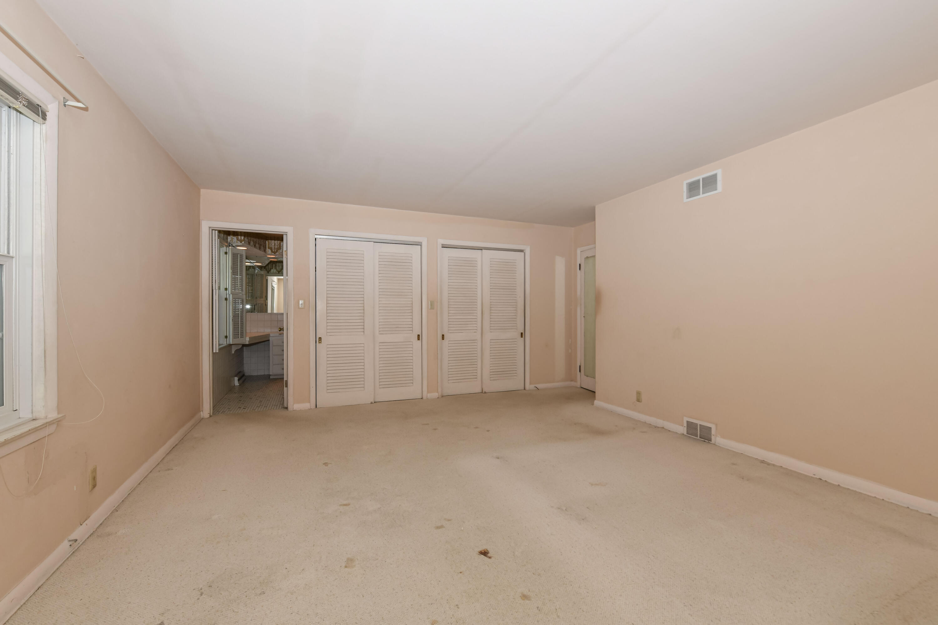155 W Suburban Dr