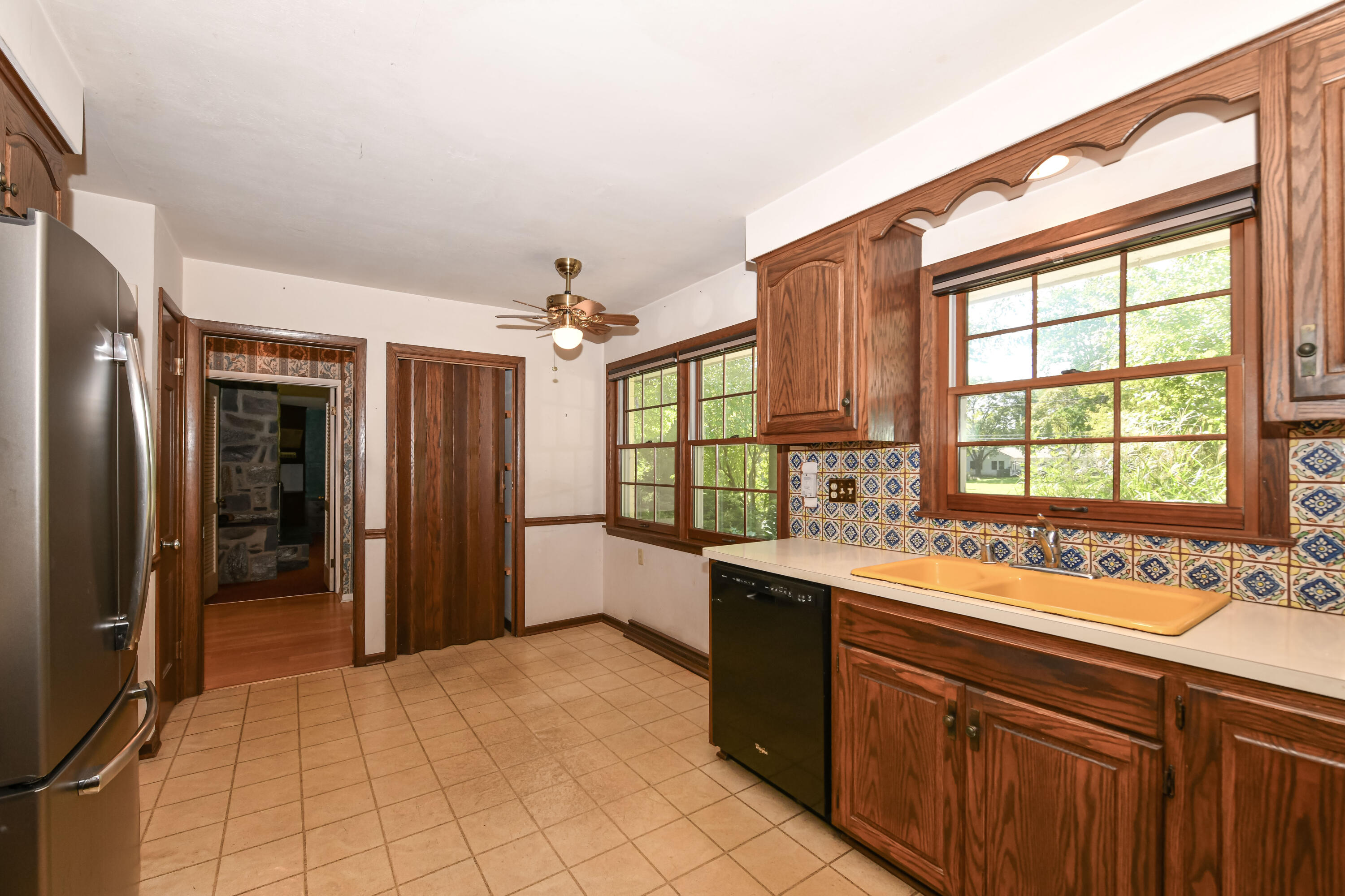155 W Suburban Dr