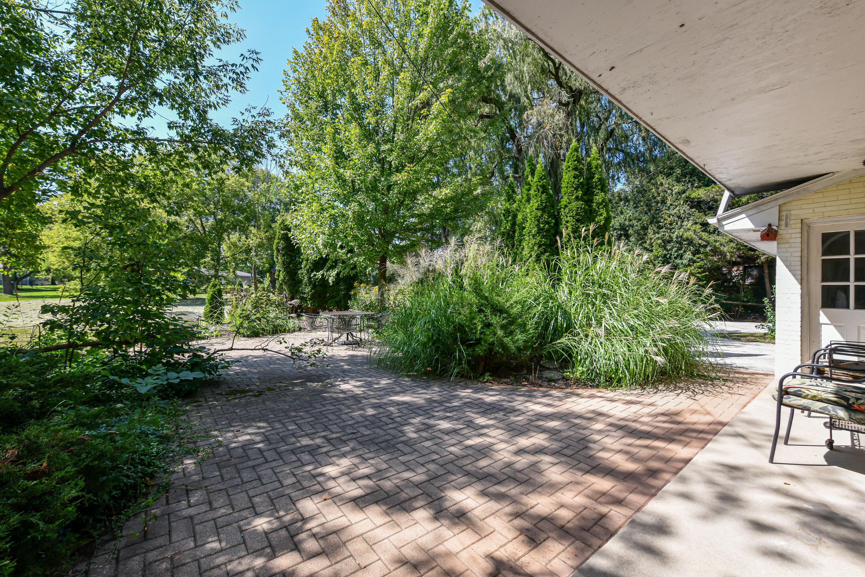 155 W Suburban Dr