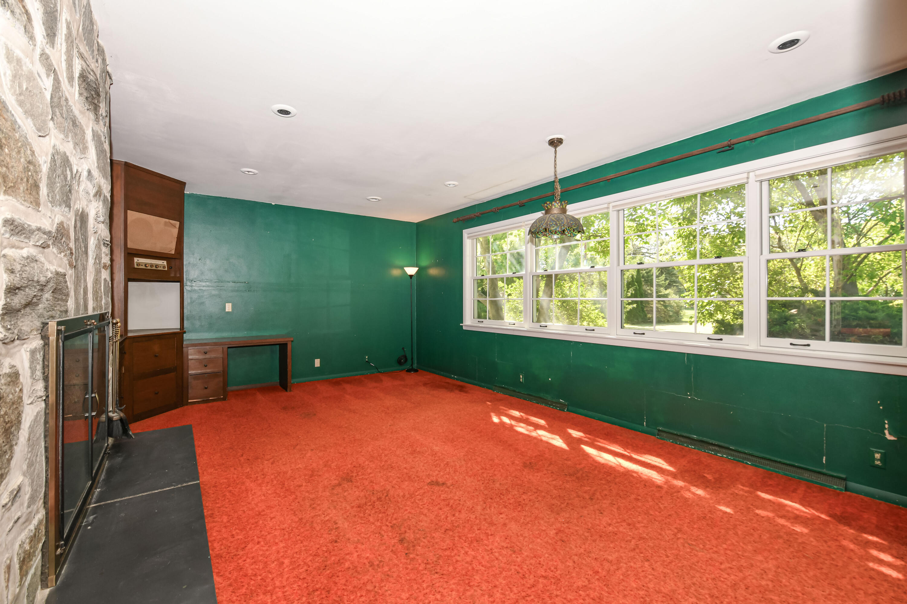 155 W Suburban Dr