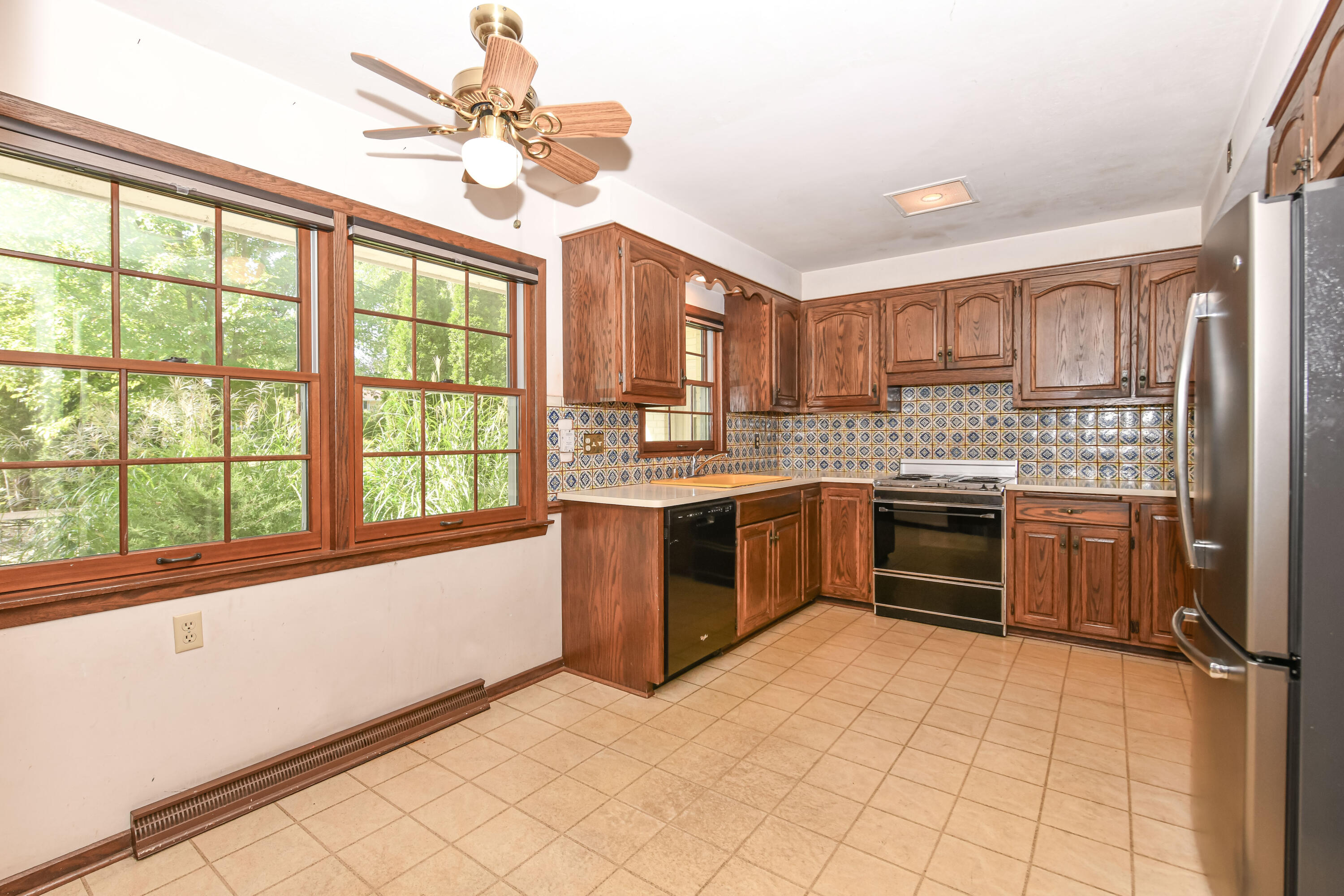 155 W Suburban Dr