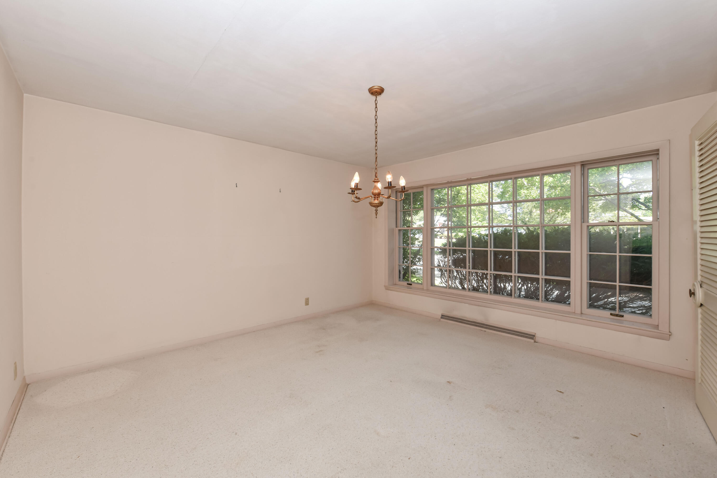 155 W Suburban Dr