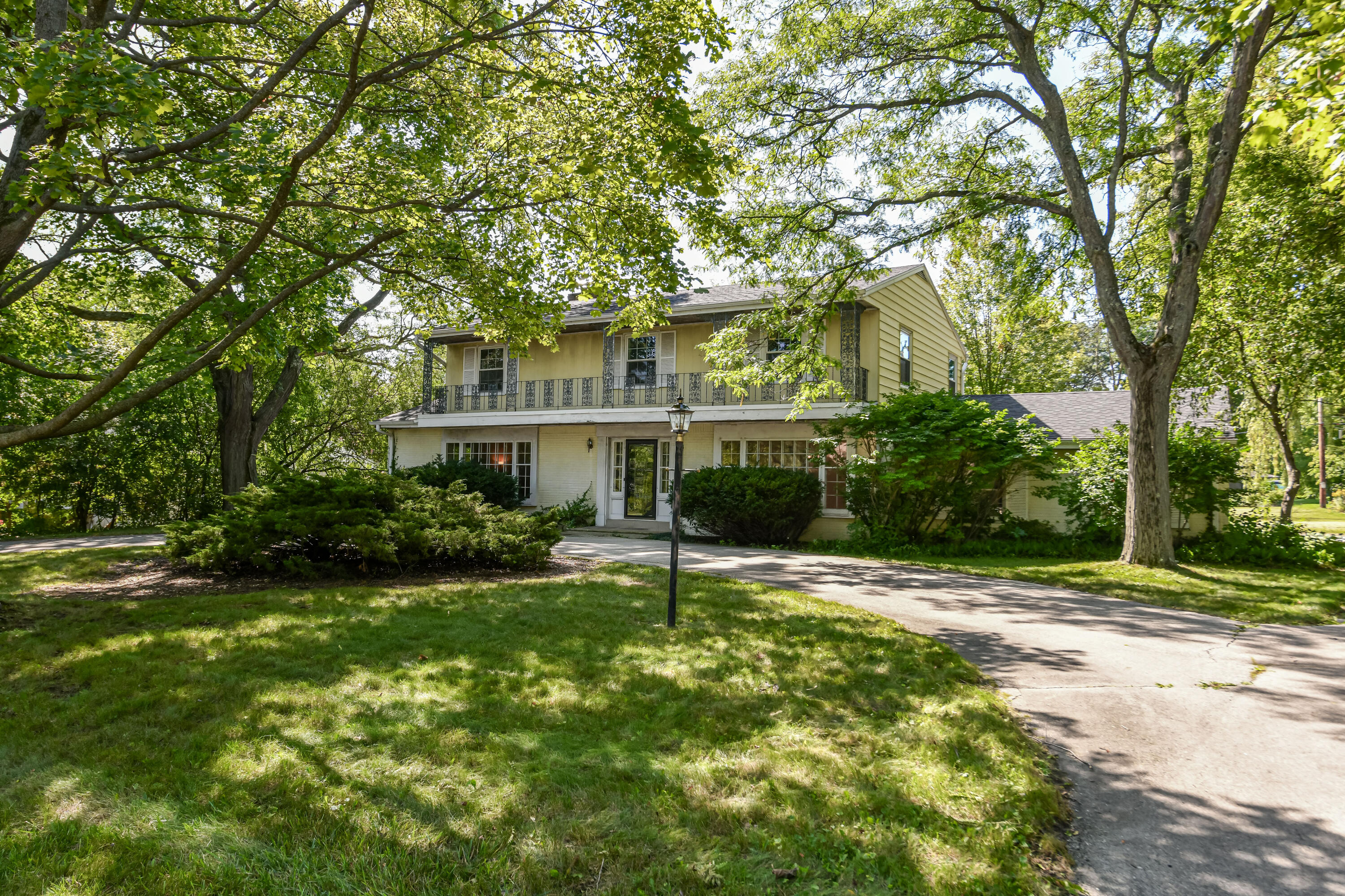 155 W Suburban Dr