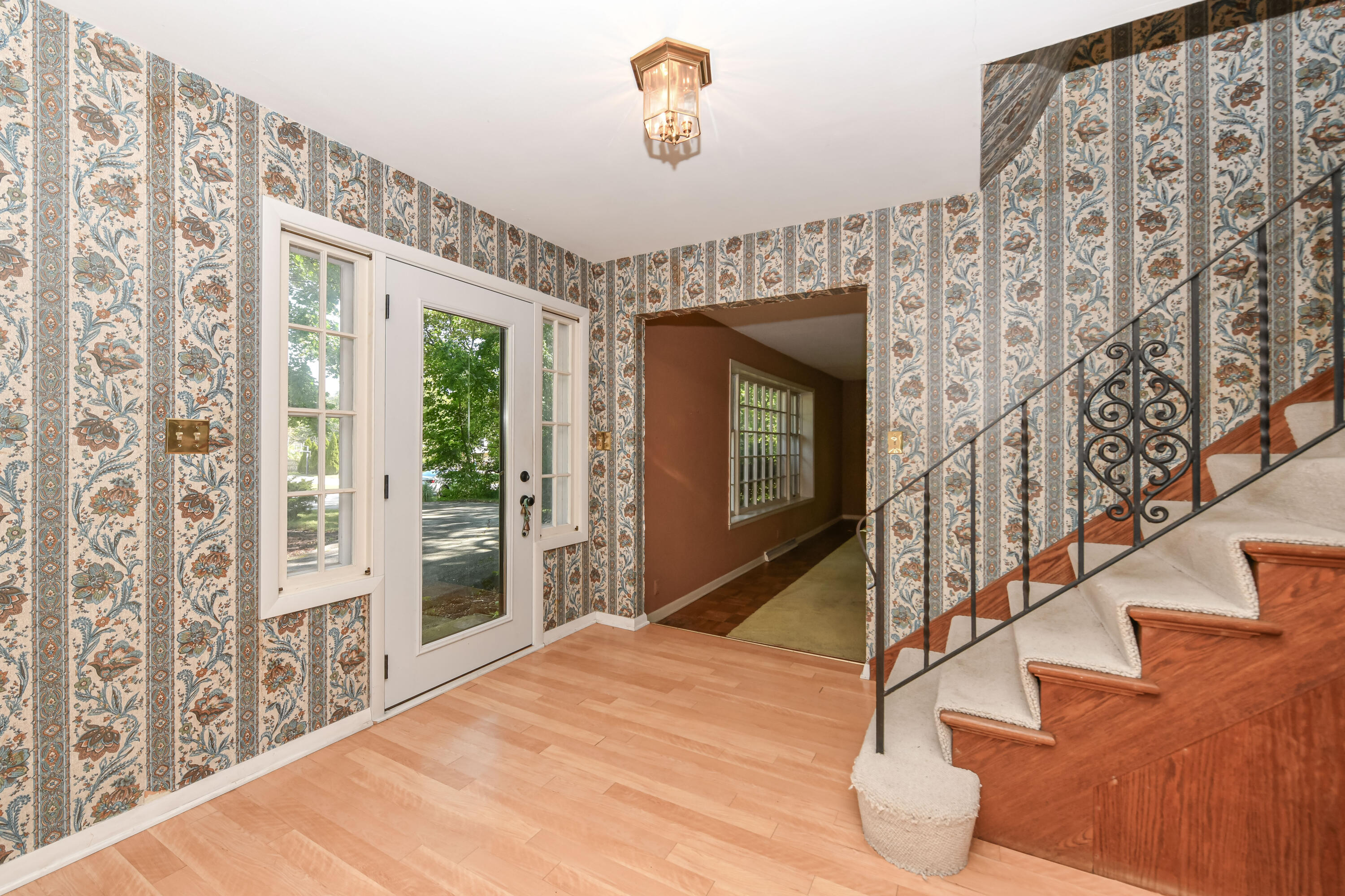 155 W Suburban Dr