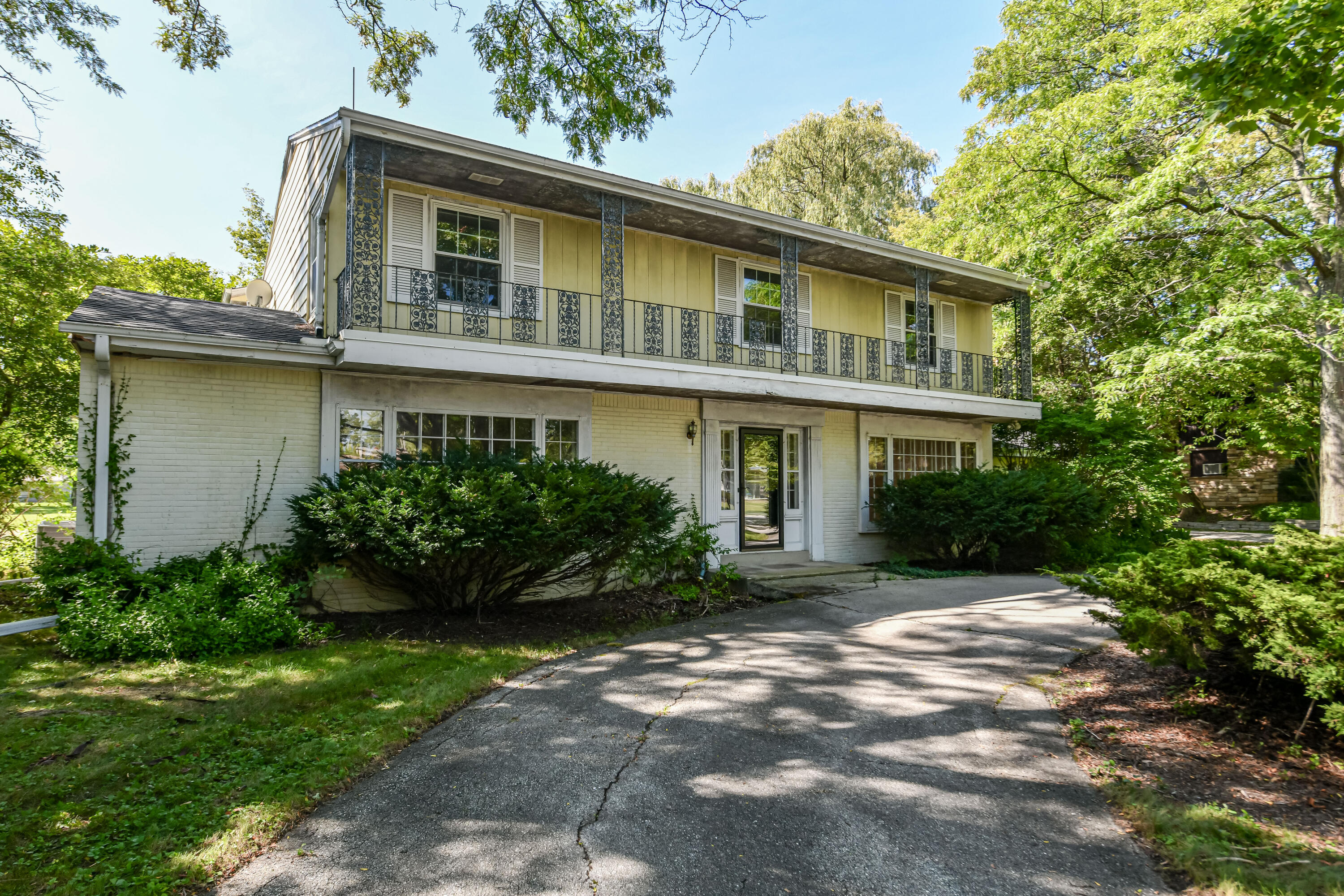 155 W Suburban Dr
