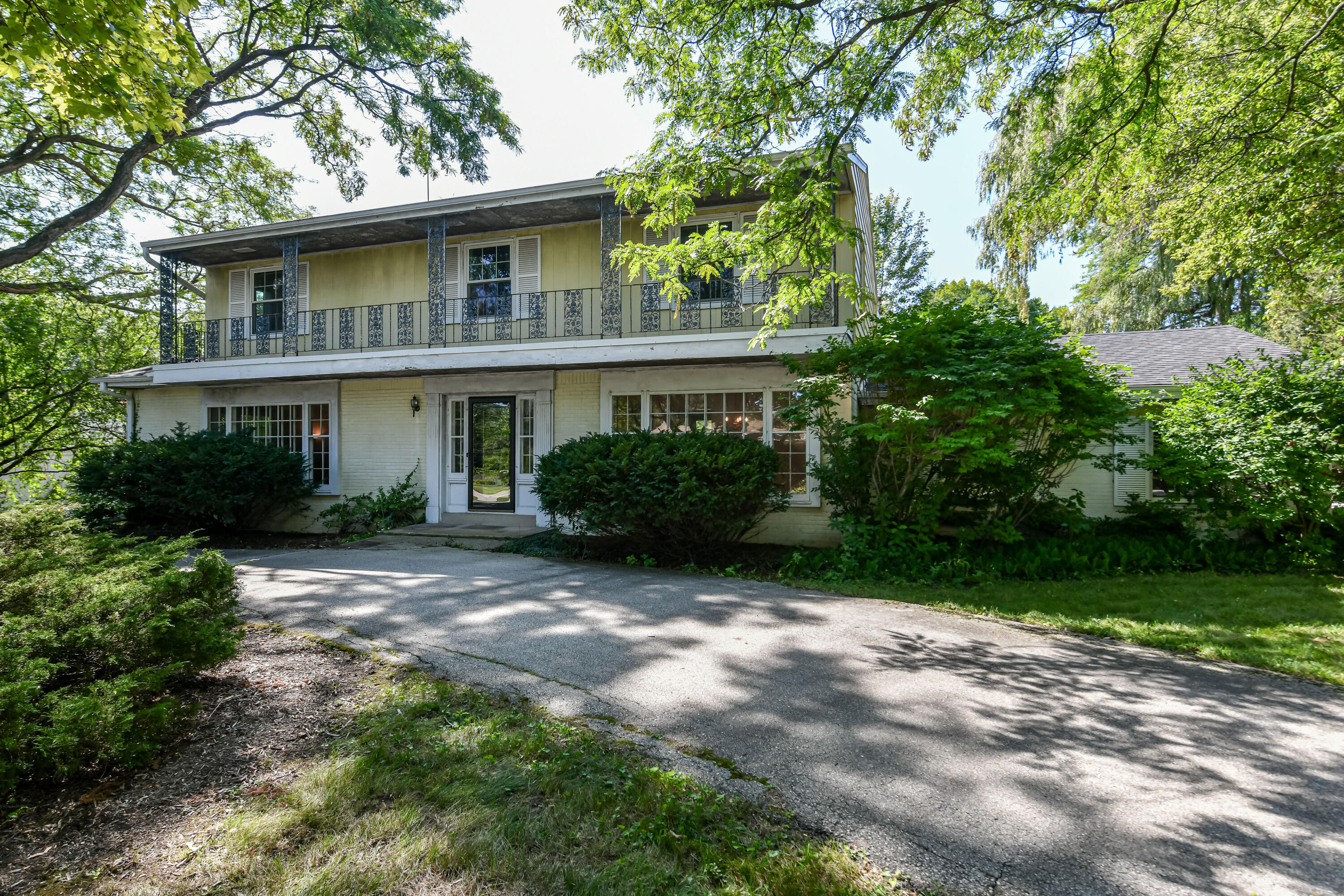 155 W Suburban Dr