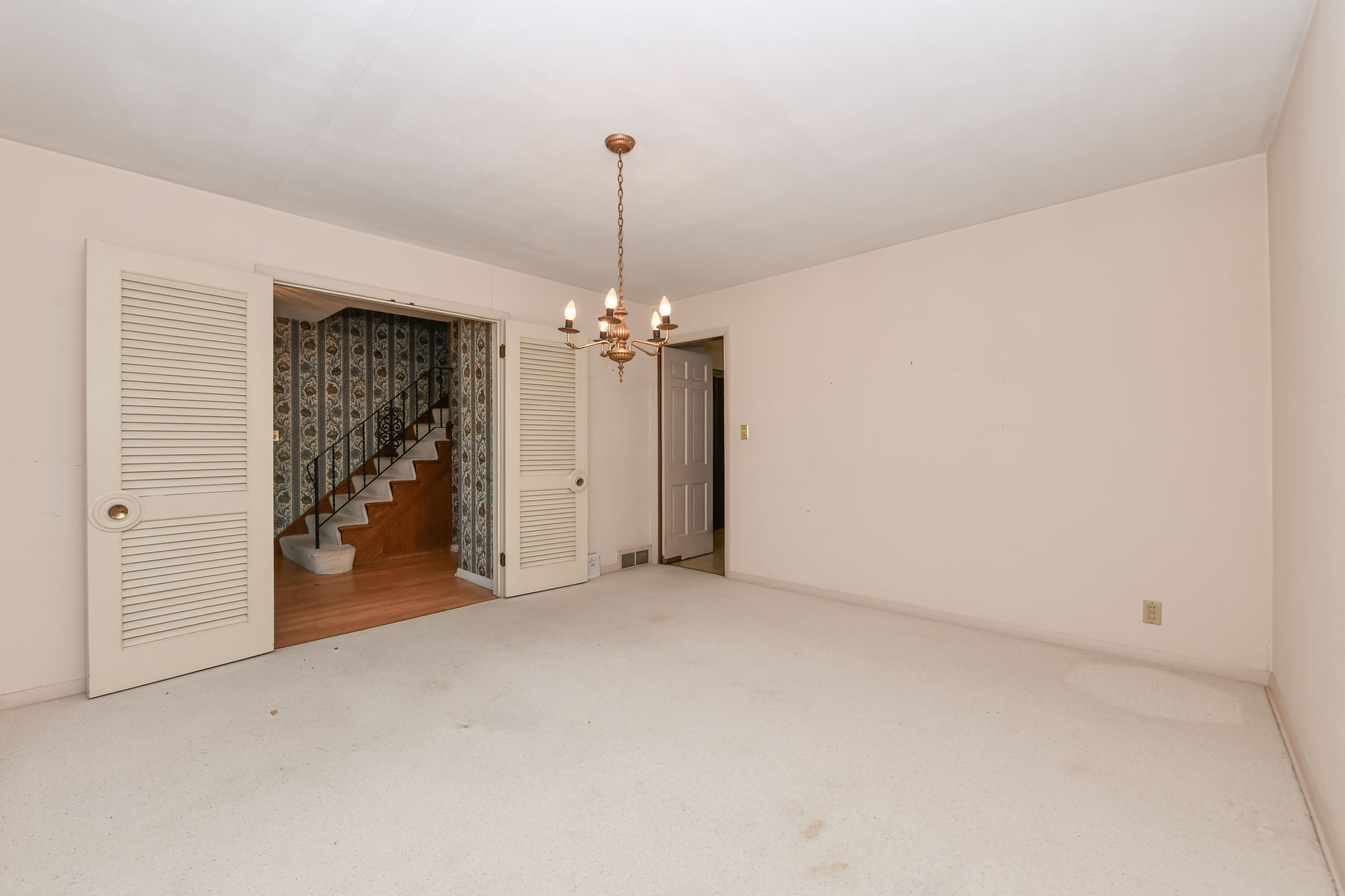 155 W Suburban Dr