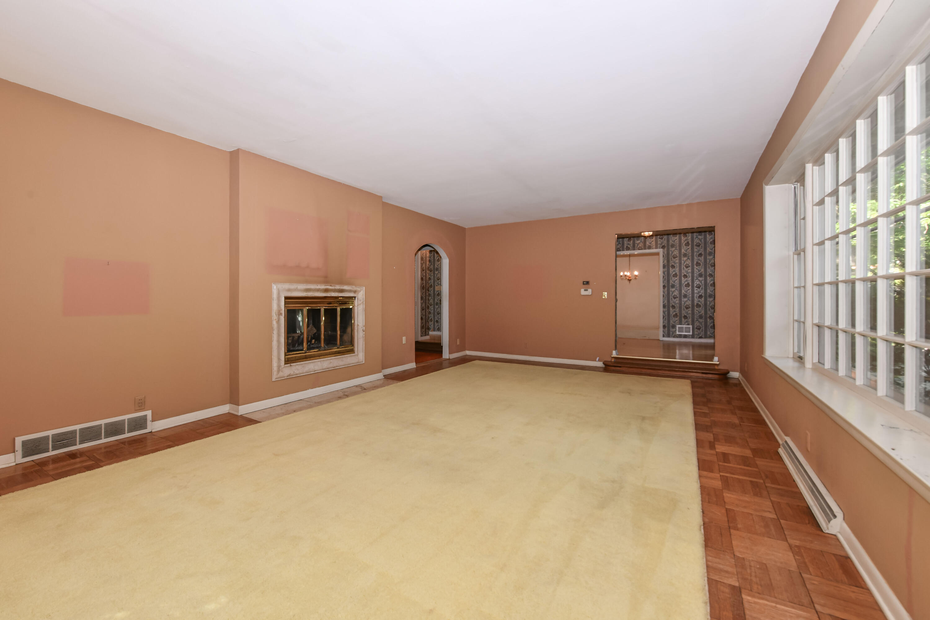 155 W Suburban Dr