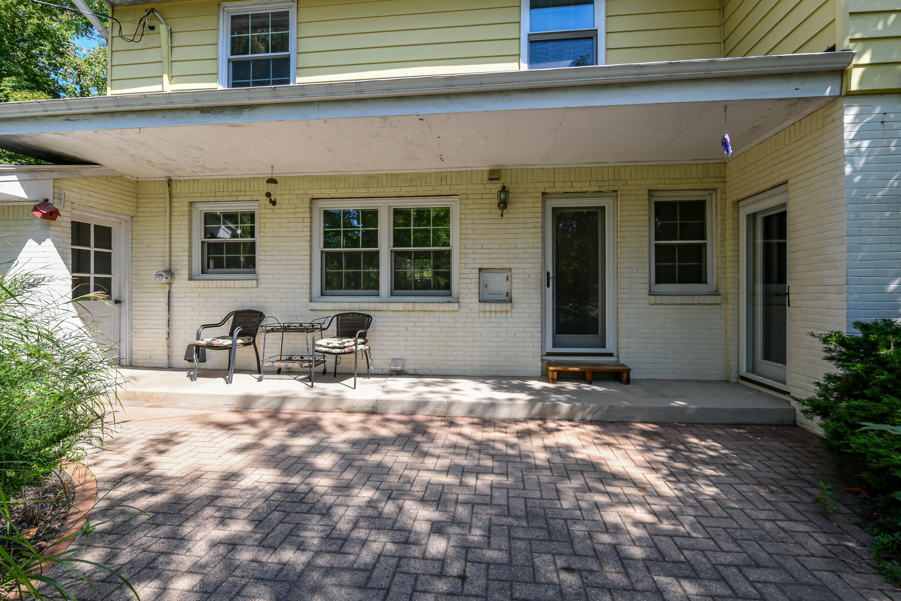 155 W Suburban Dr