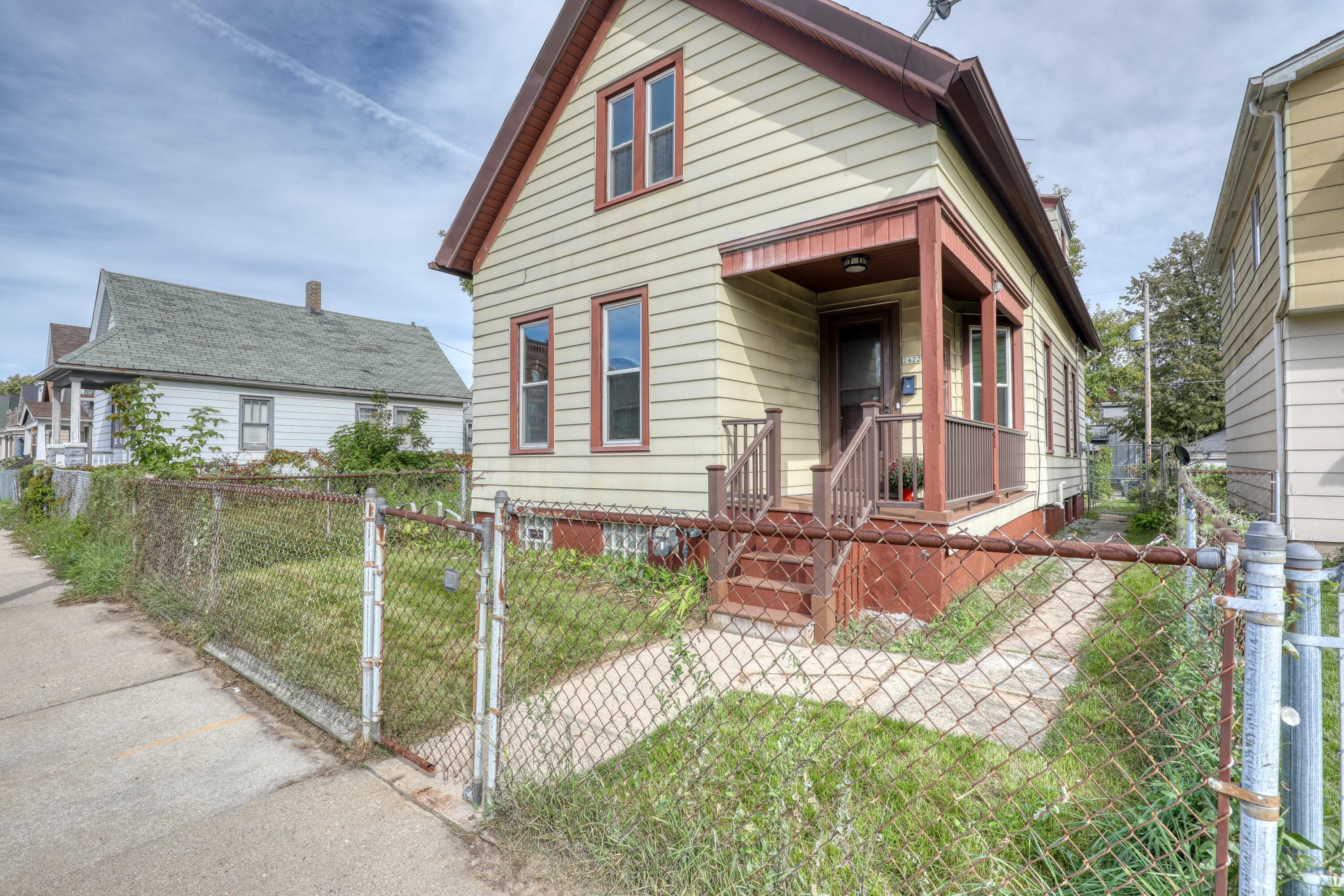 2422 N Holton St