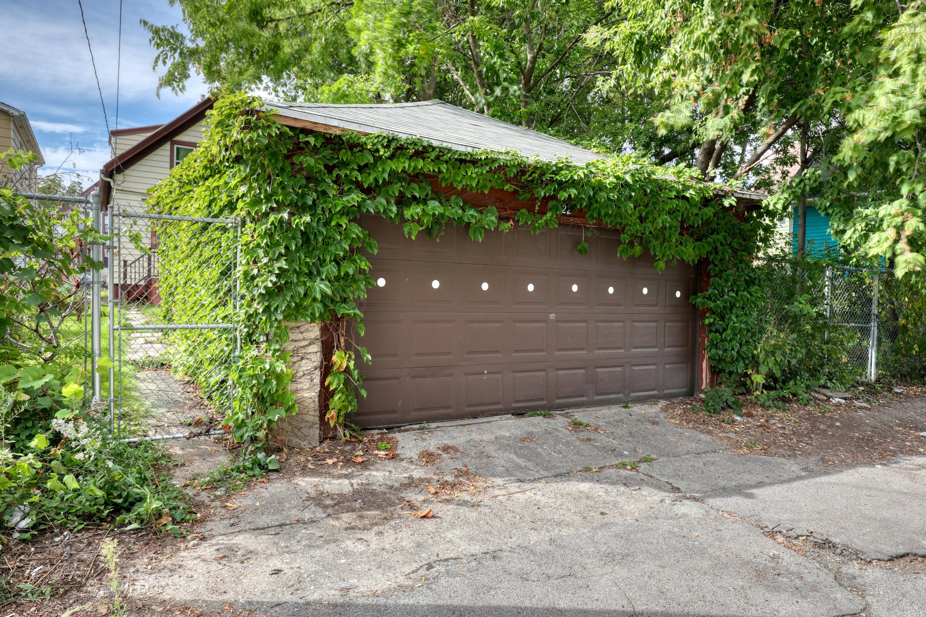 2422 N Holton St