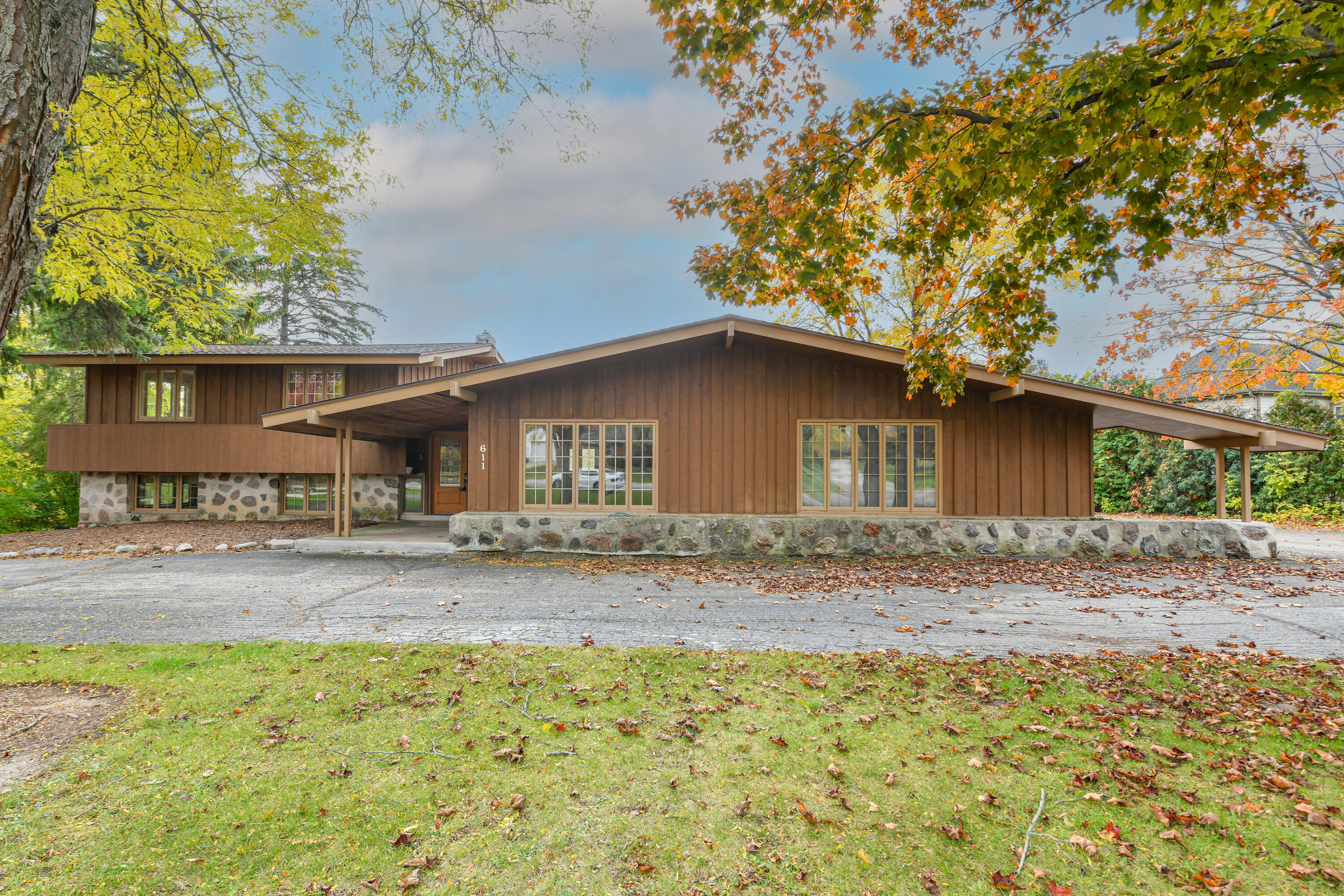 611 Riverview Dr