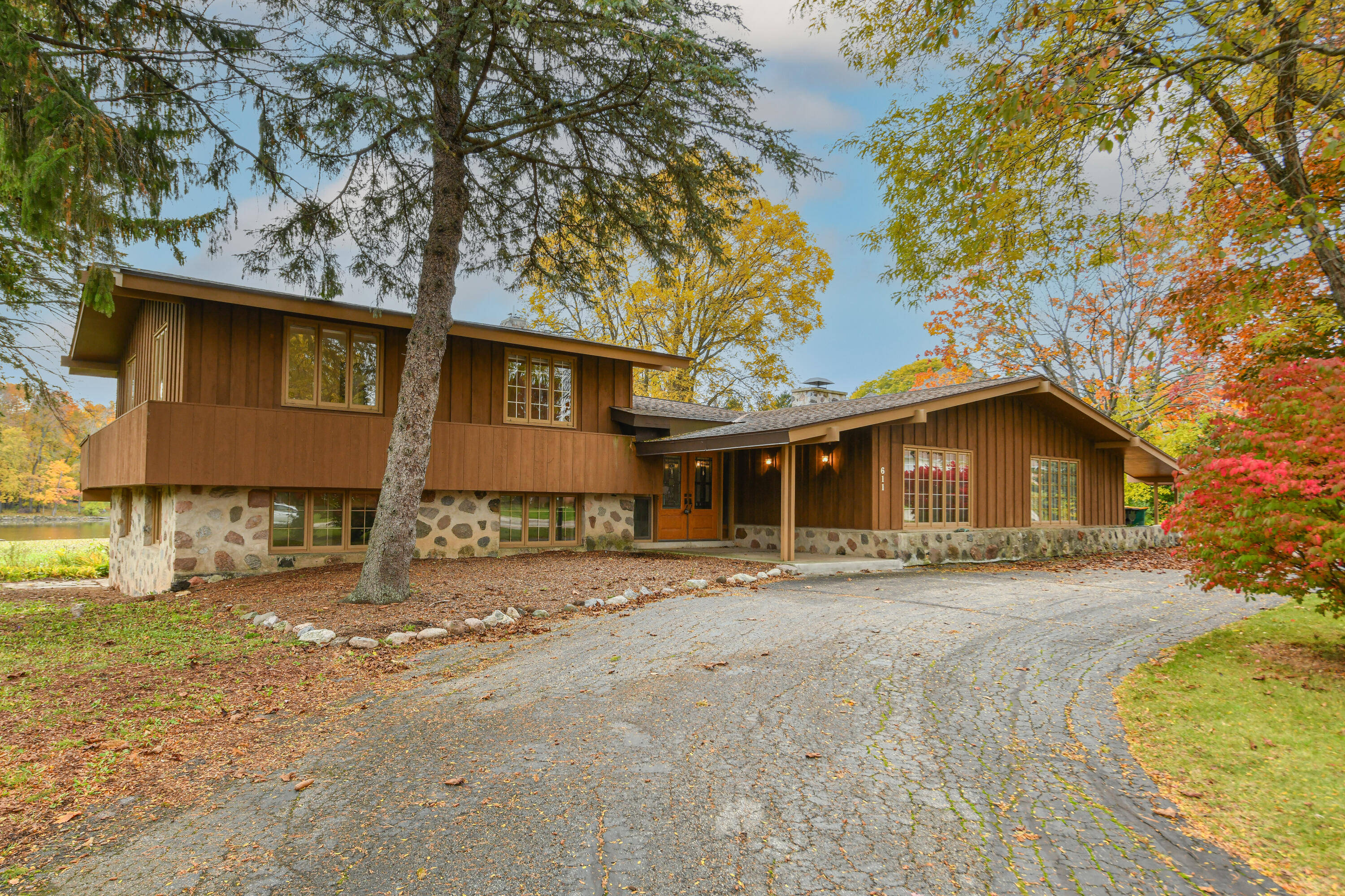 611 Riverview Dr