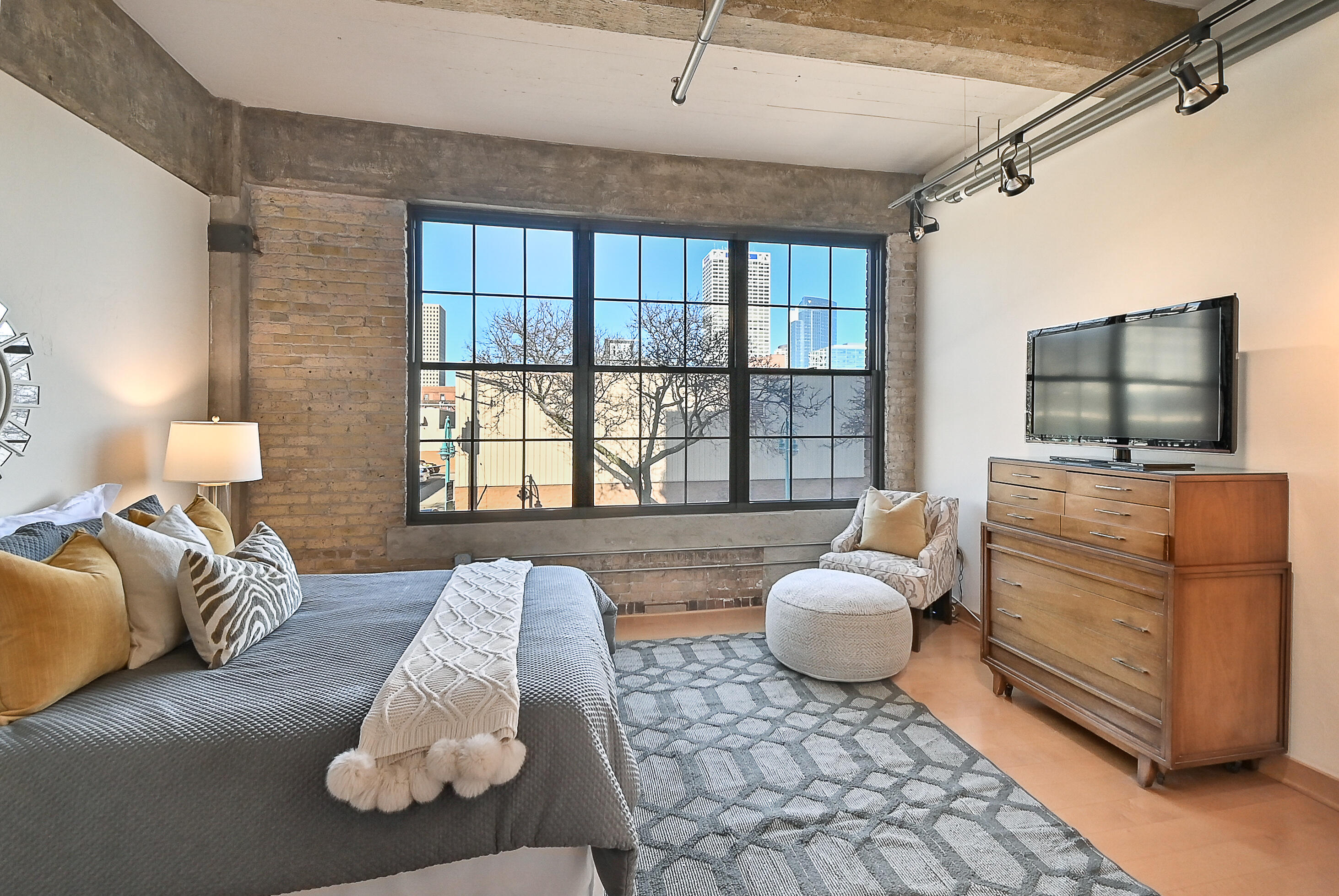 525 E Chicago St 201