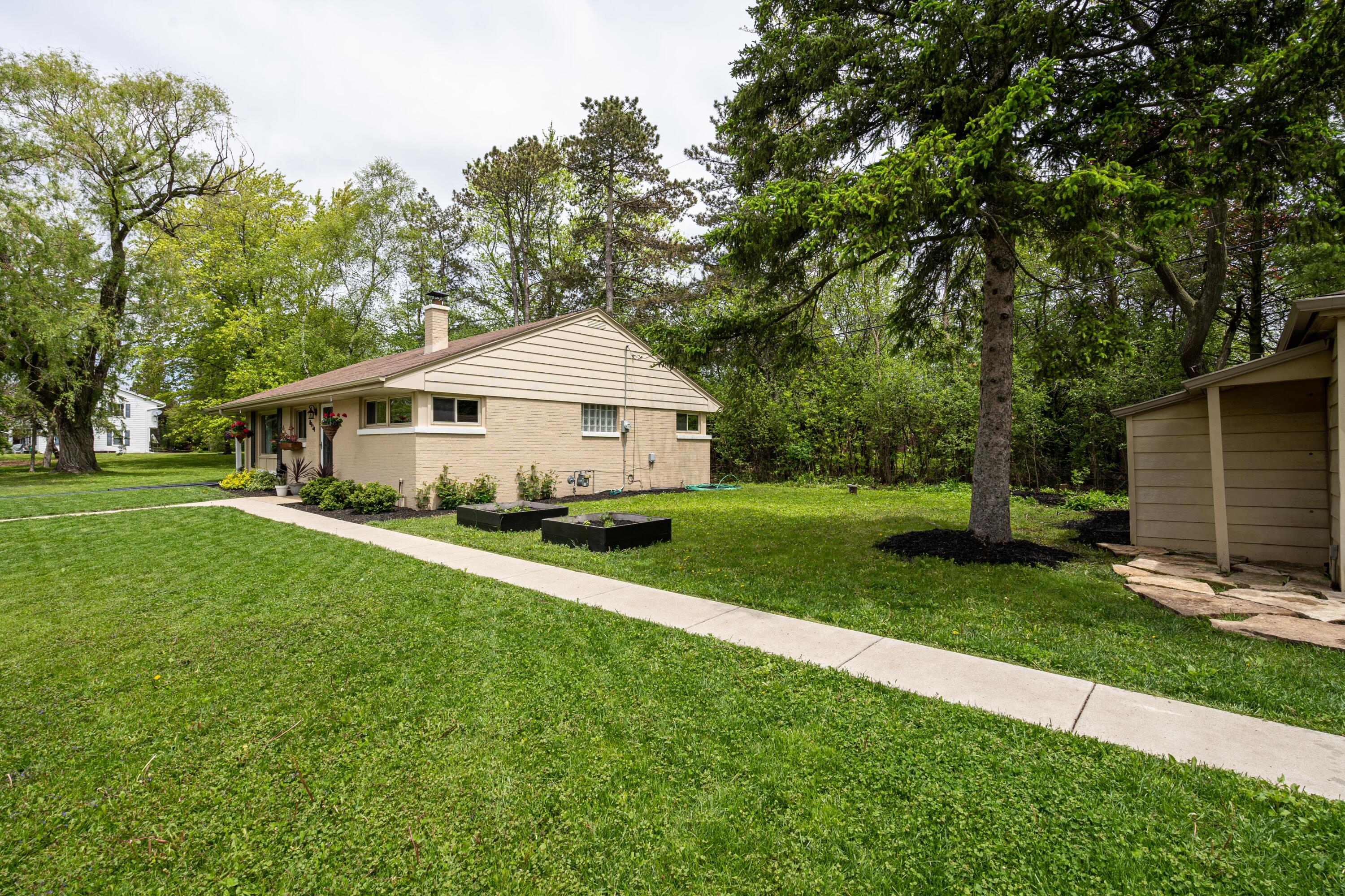 8934 N Seneca Rd